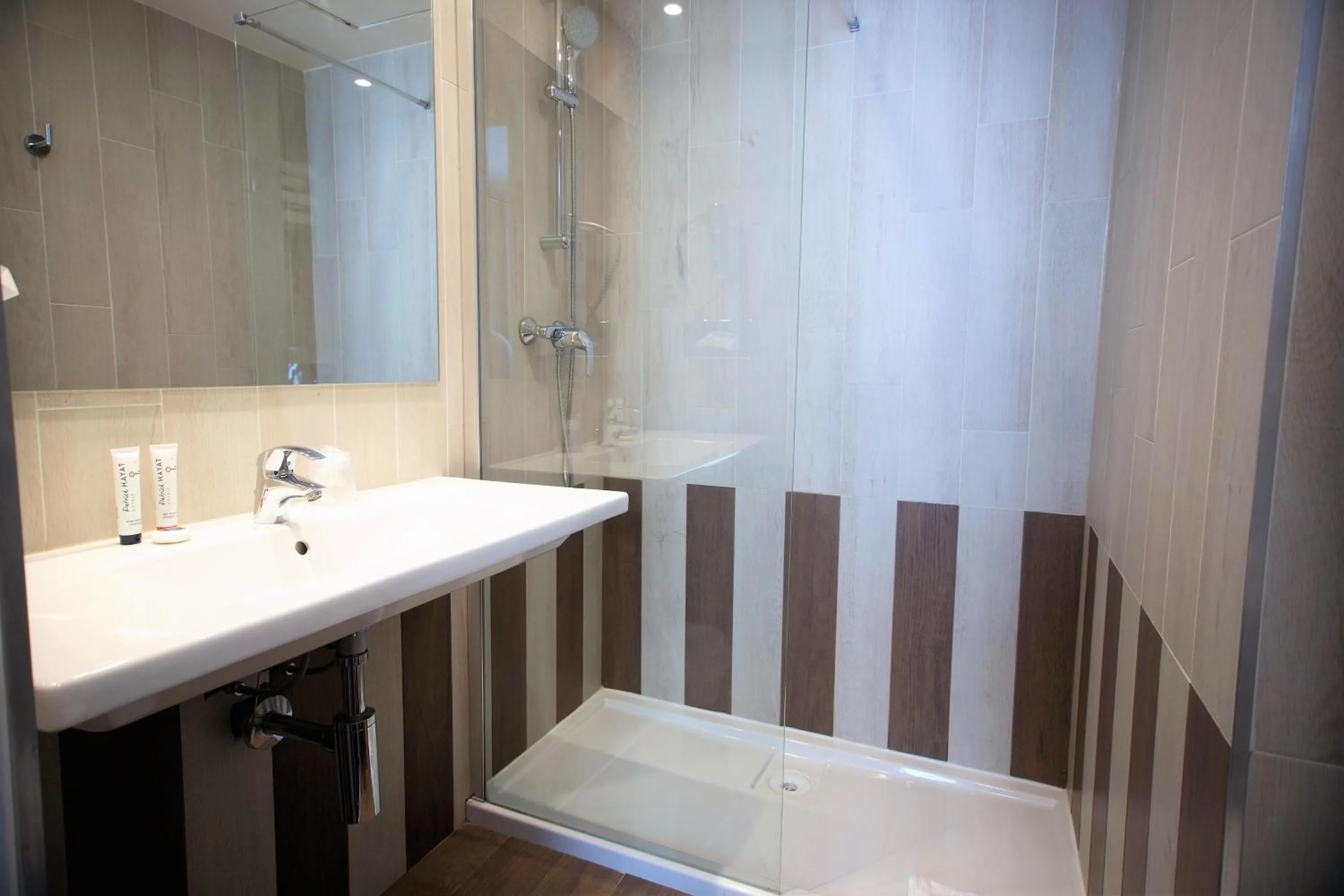 Shower in Hôtel du Théâtre by Patrick Hayat