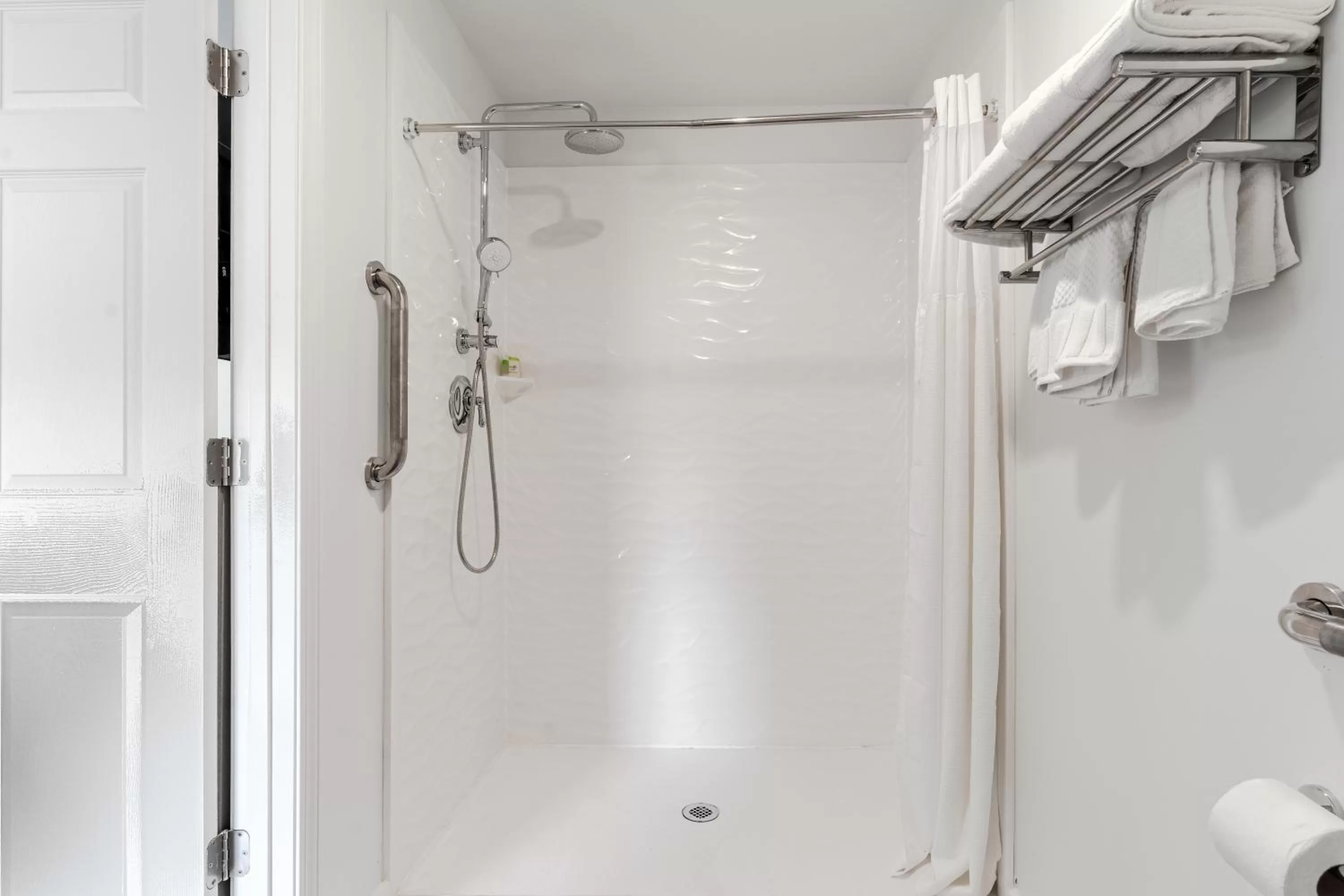 Shower in Blue Beach Motel Providence North Kingstown