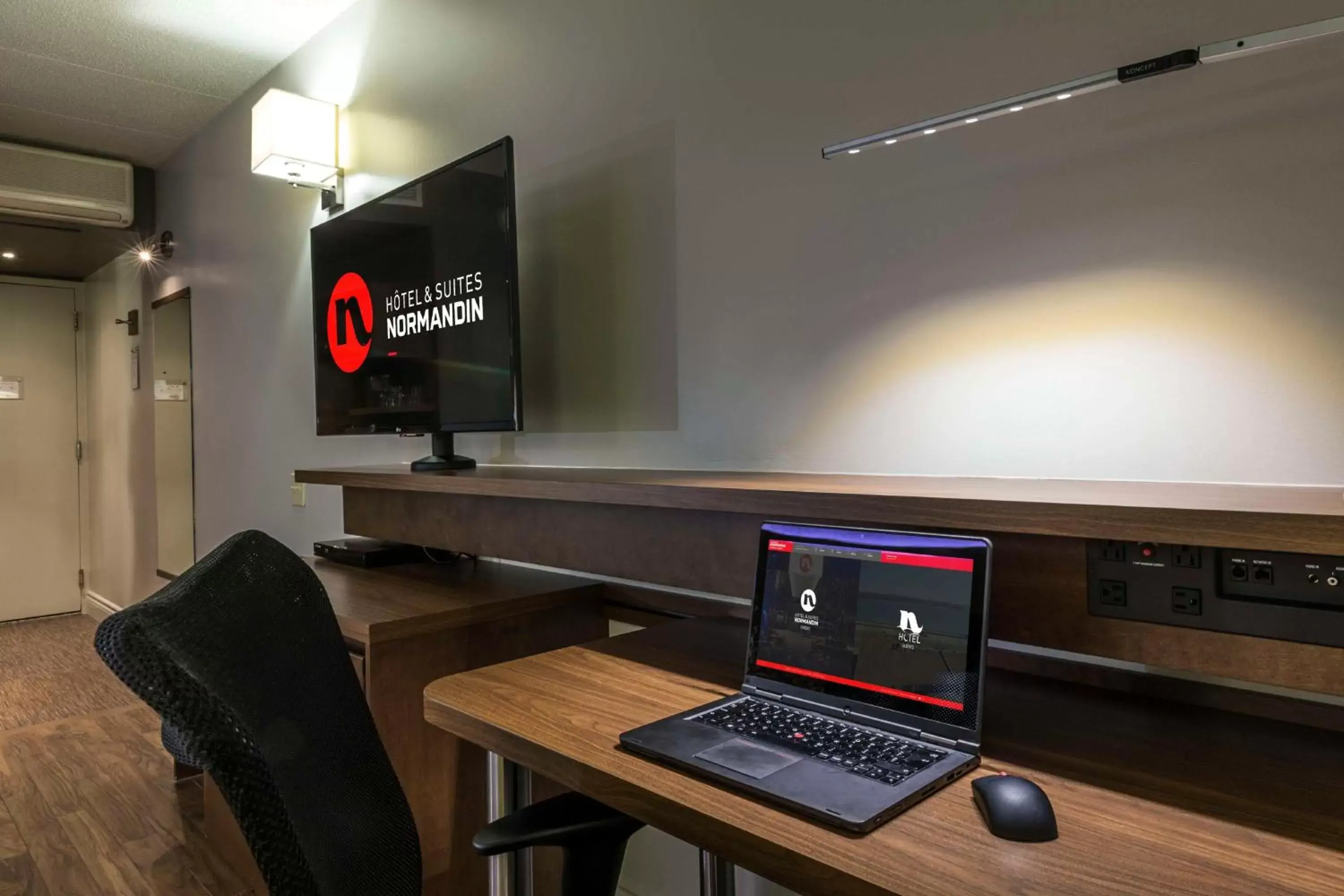 Deluxe King Room in Hôtel & Suites Normandin Québec Deluxe King Room in Hôtel & Suites Normandin Québec