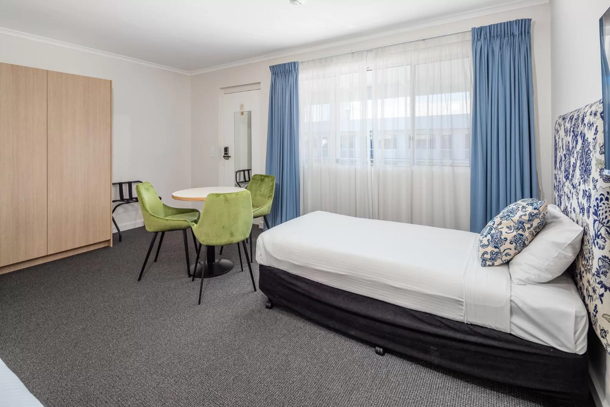 Photo of the whole room, Bed in Batemans Bay Lodge