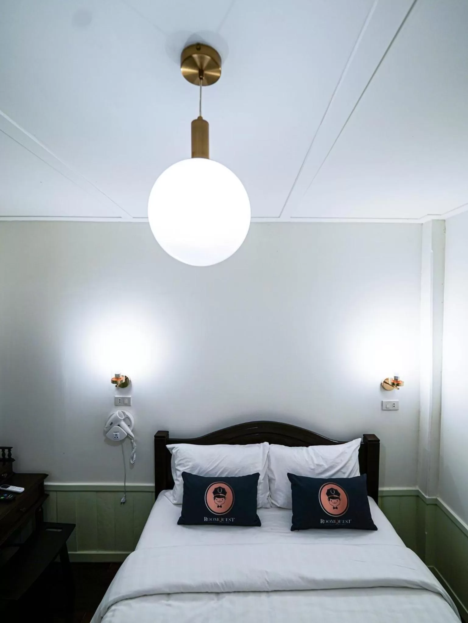 Bed in RoomQuest Rim Praya Dinsor Road