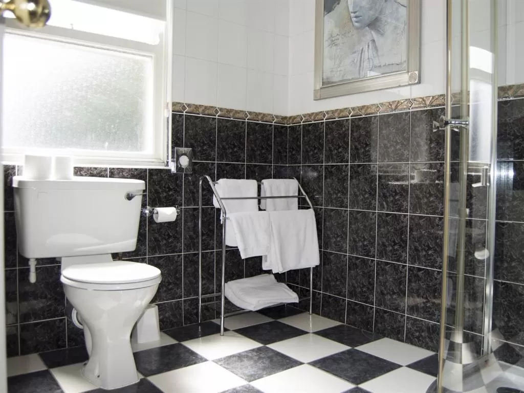 Bathroom in The Ryandale Inn