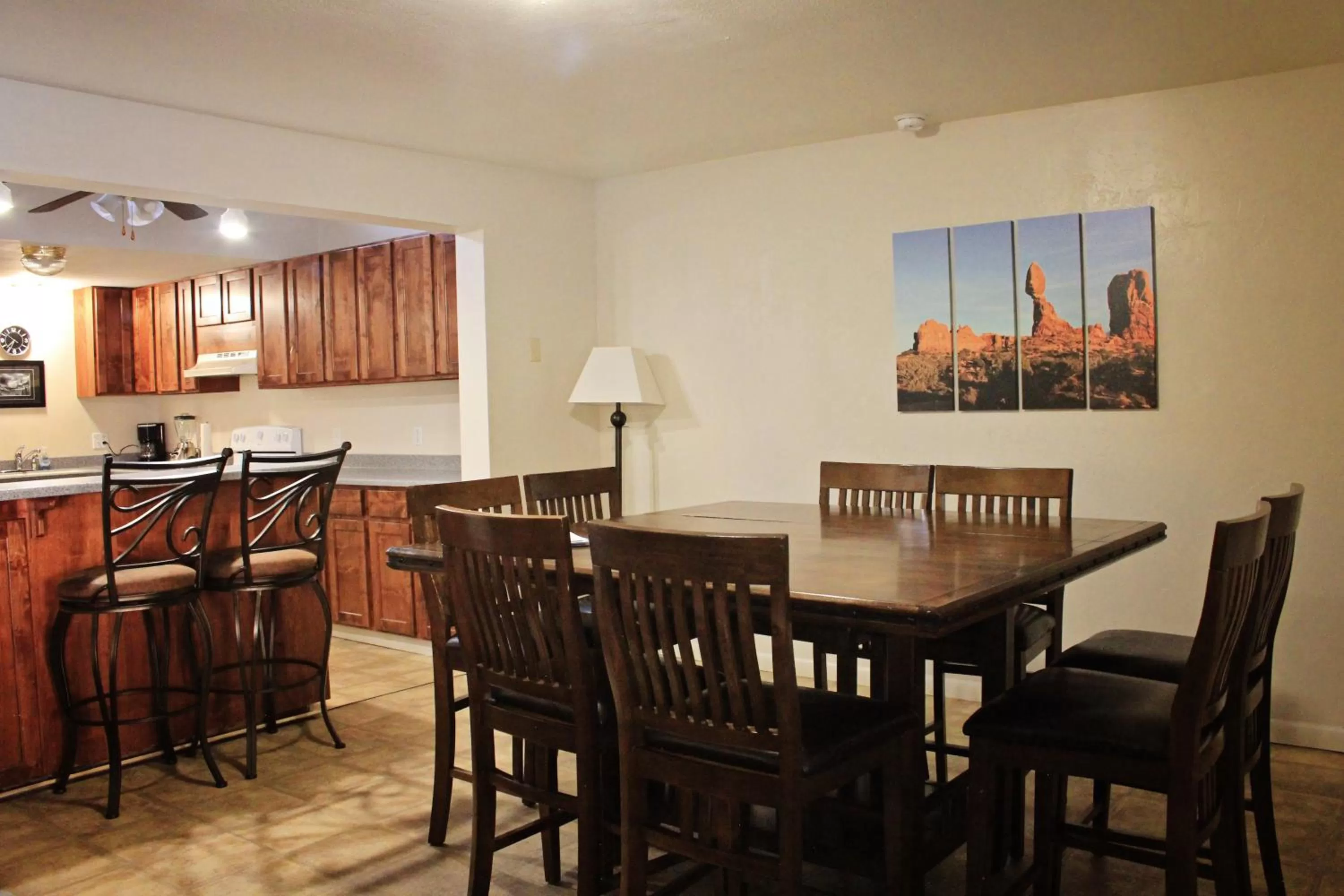 Dining area in Bowen Motel