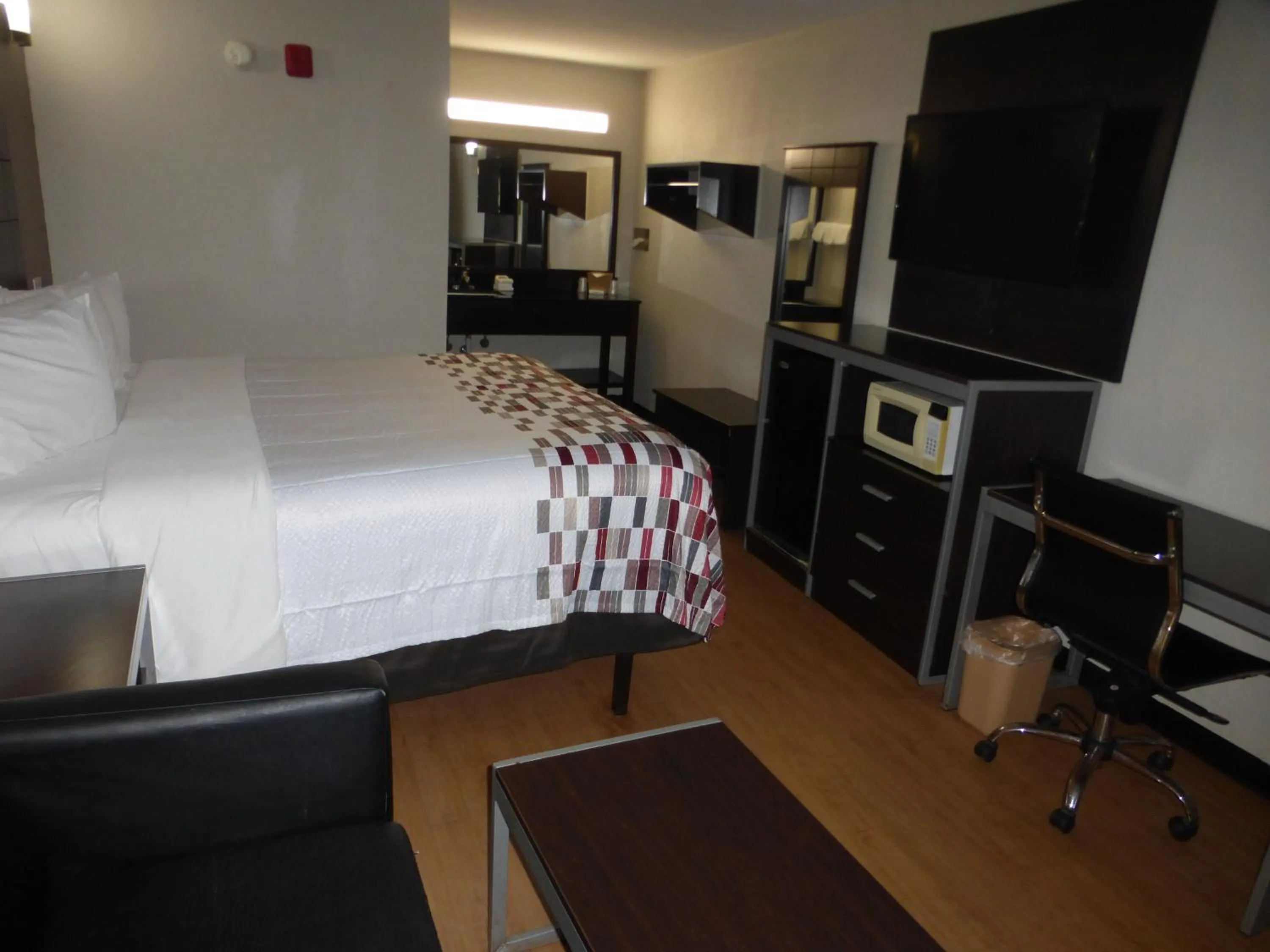 Bedroom, Bed in Red Roof Inn Corpus Christi North - Near Downtown