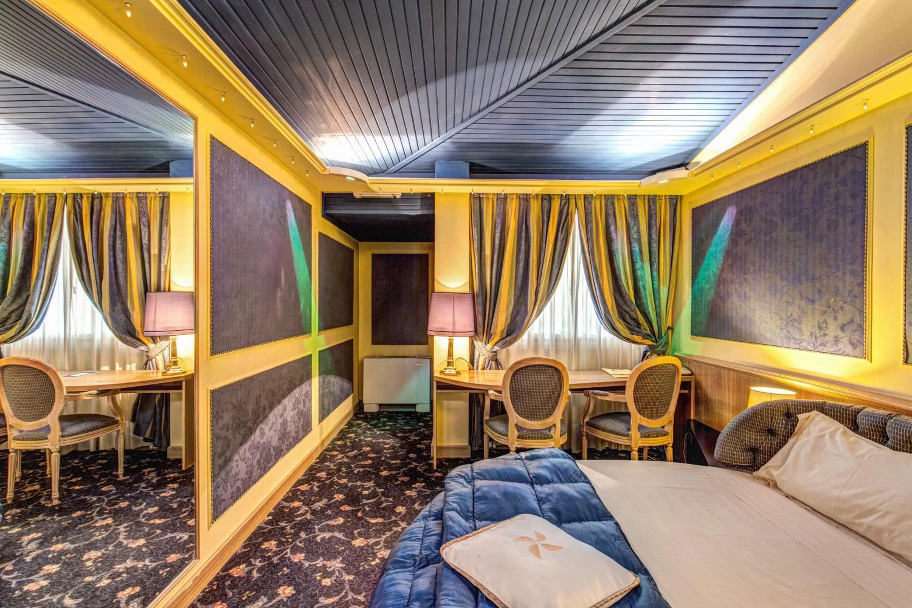 Bedroom, Bed in Hotel Motel Regal