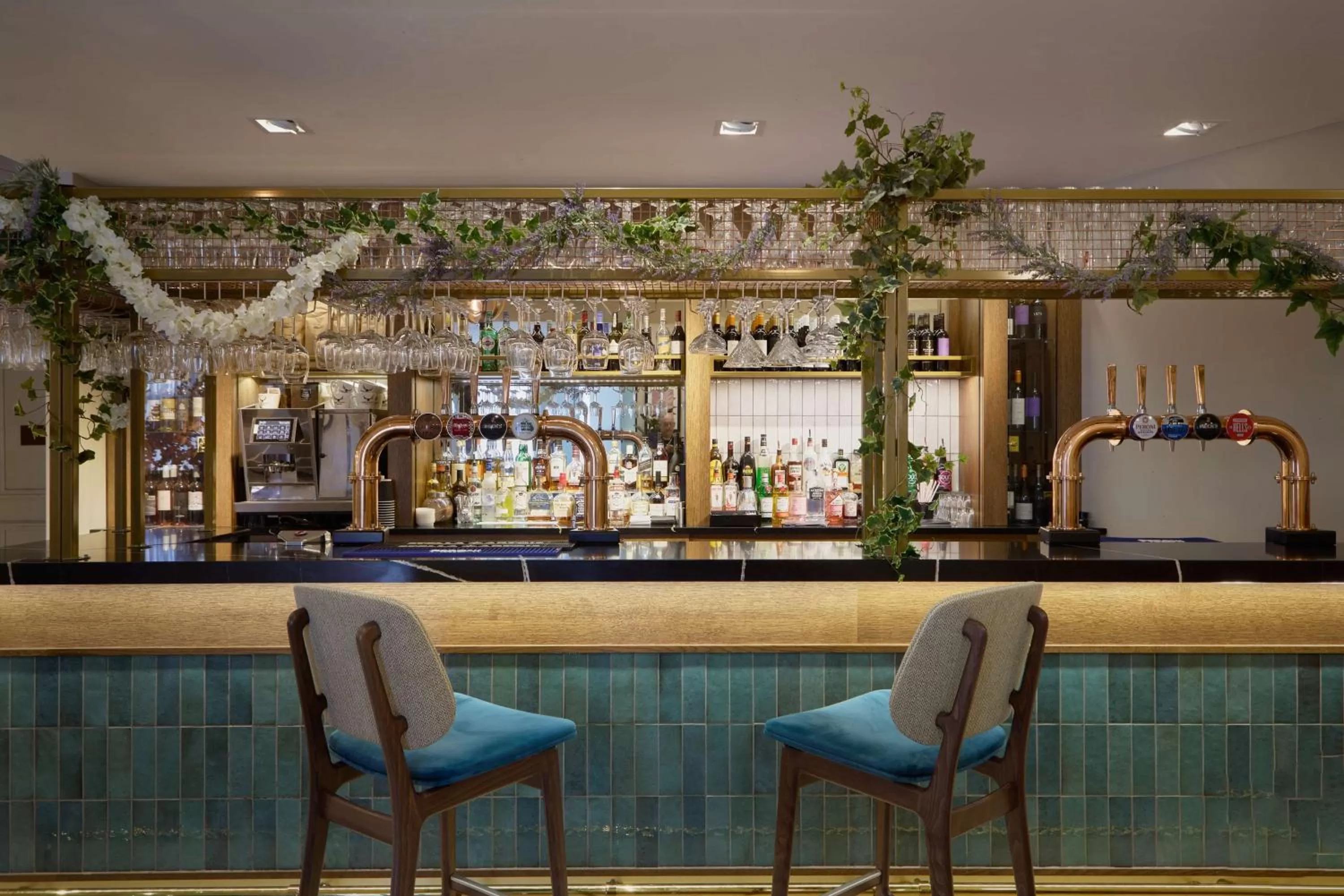 Lounge or bar in DoubleTree by Hilton Dartford Bridge