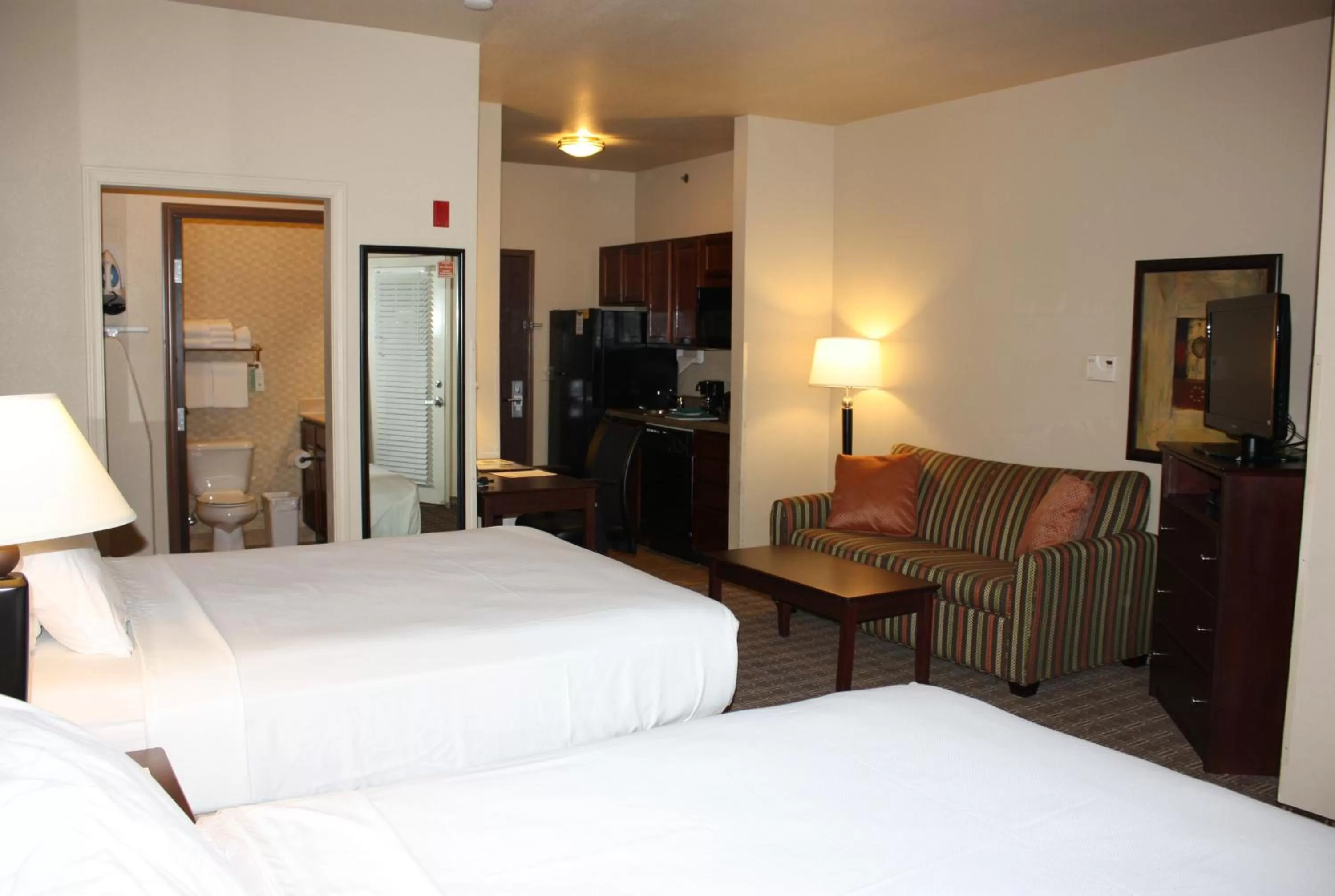 Photo of the whole room, Bed in MainStay Suites St Robert - Fort Leonard Wood