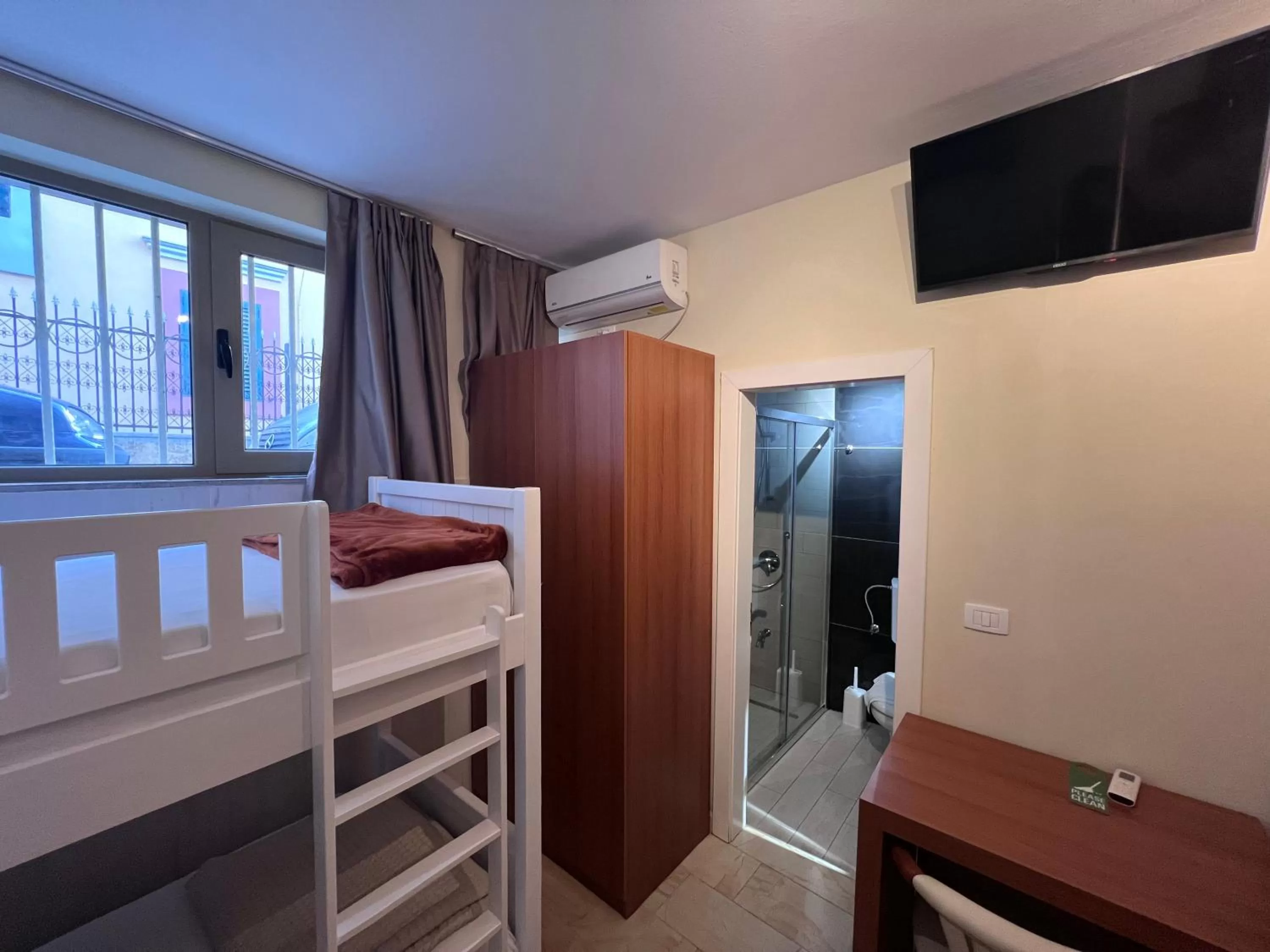 Communal lounge/ TV room, TV/Entertainment Center in Bobi Hotel