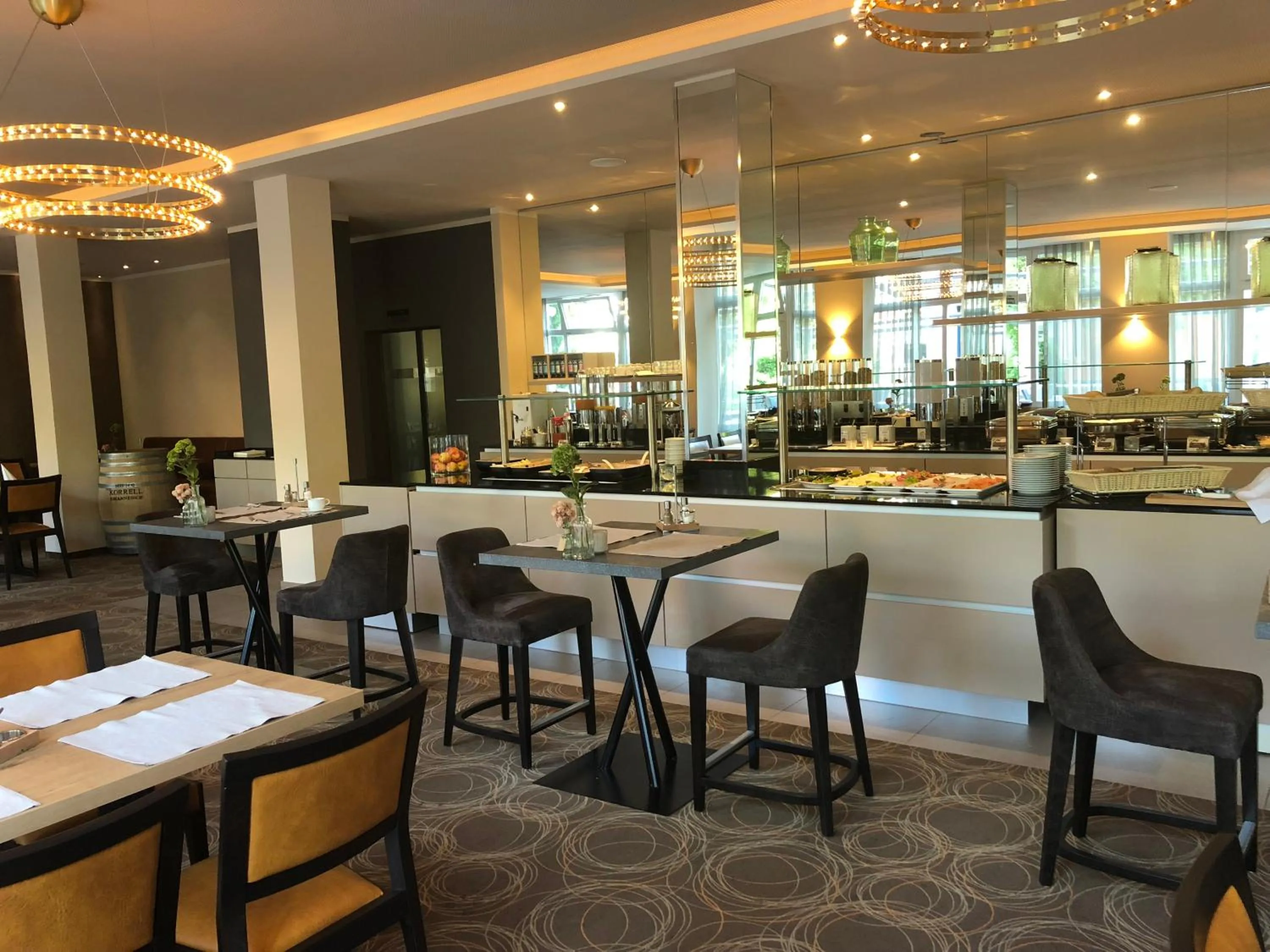 Restaurant/places to eat in Caravelle Hotel im Park