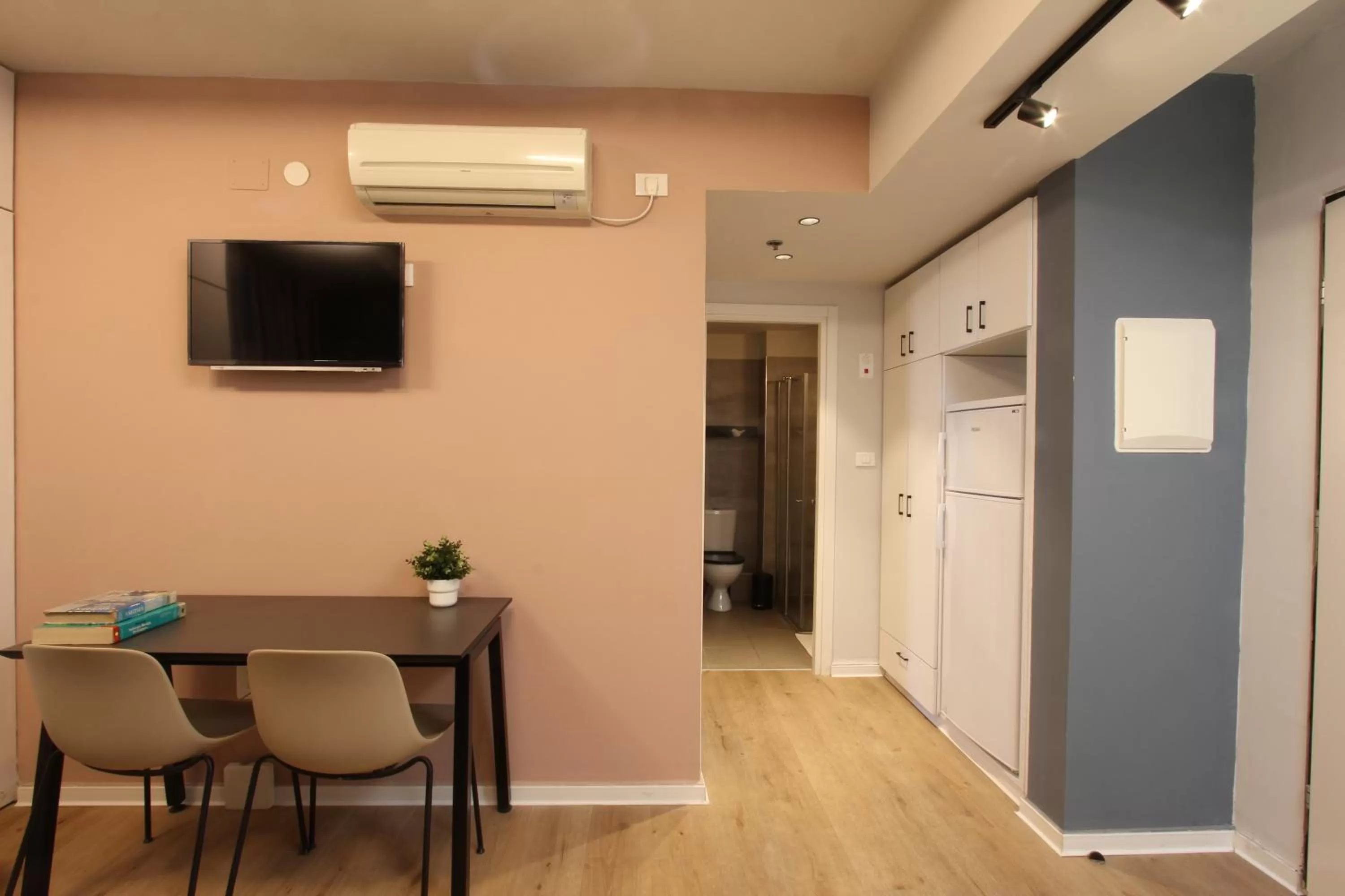 TV and multimedia in דירות גני תערוכה - TLV university apartments near Expo by Sea N' Rent