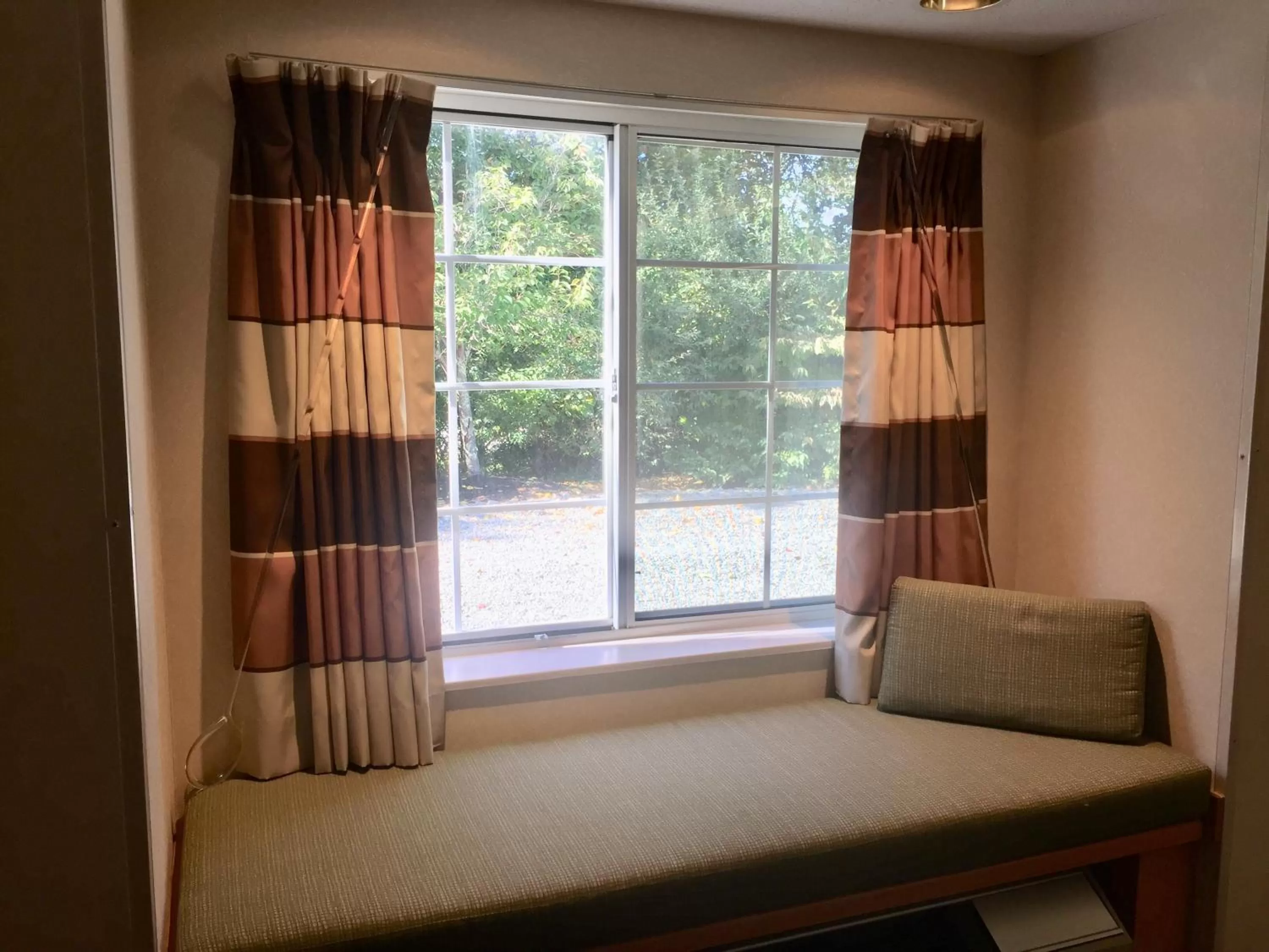 Seating area, Bed in Microtel Inn & Suites by Wyndham Uncasville Casino Area