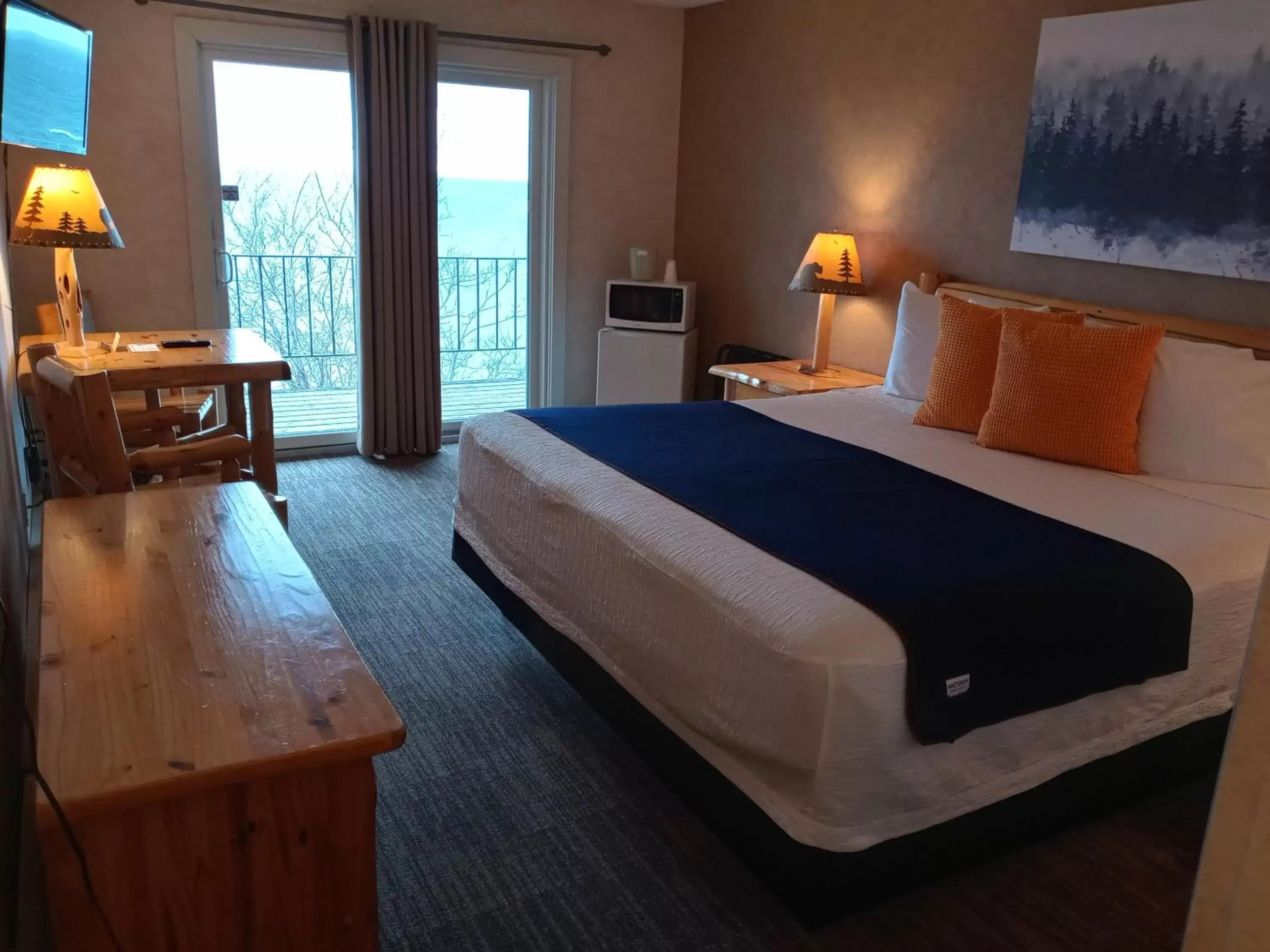 King Room in Cliff Dweller on Lake Superior King Room in Cliff Dweller on Lake Superior