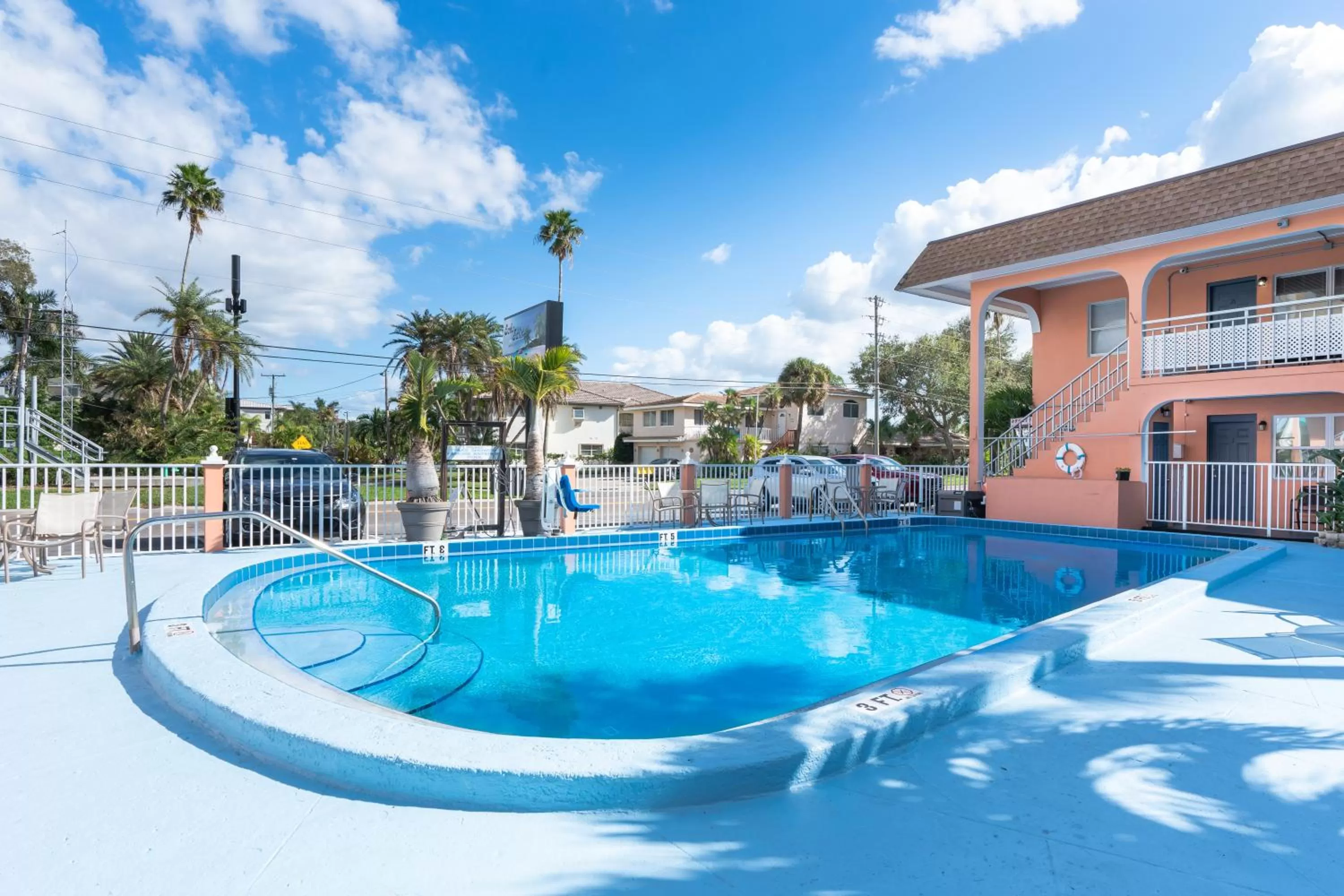 Swimming Pool in Echo Sails Motel