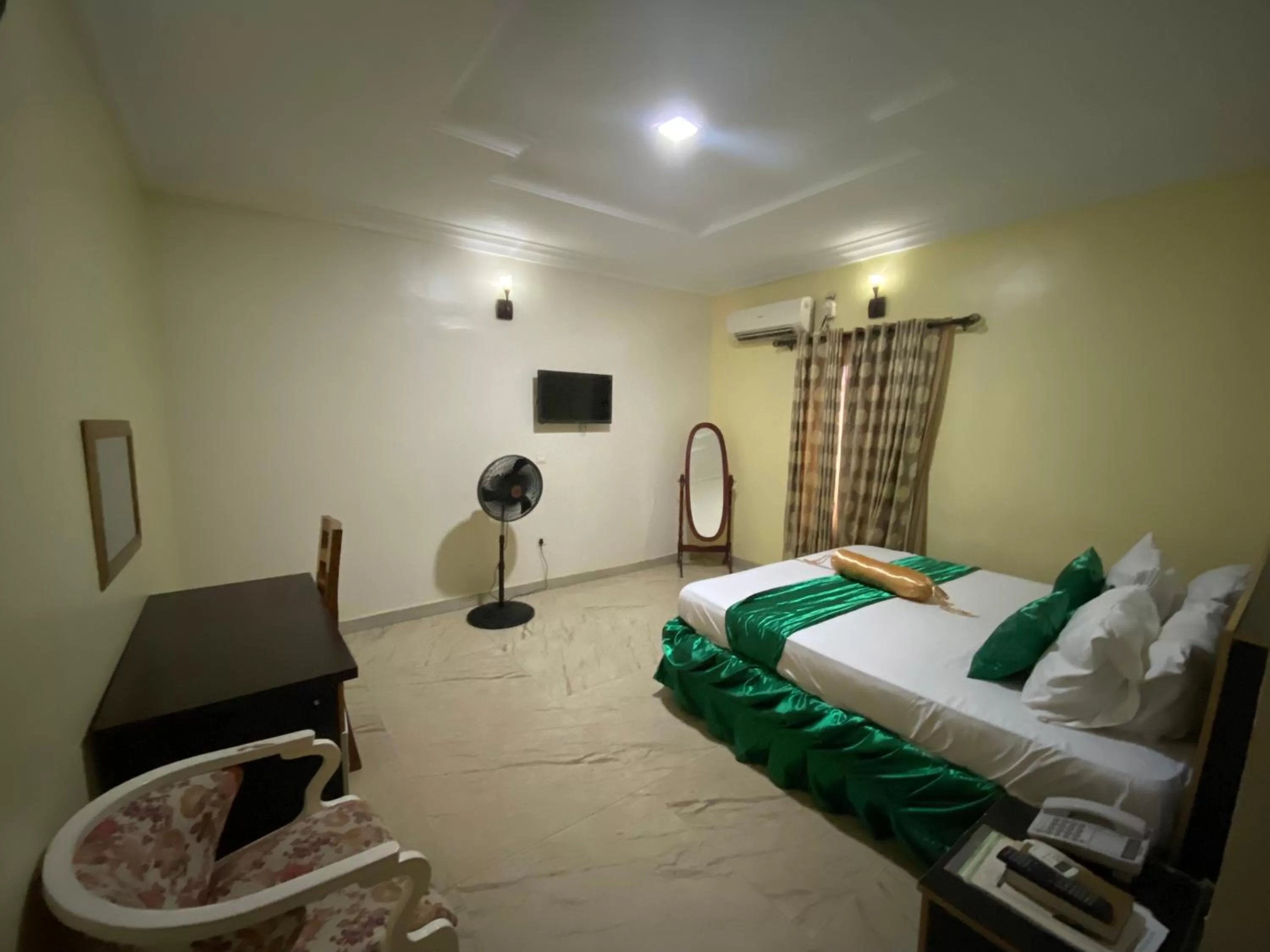 Bed in Nue-Crest Hotels & Suites