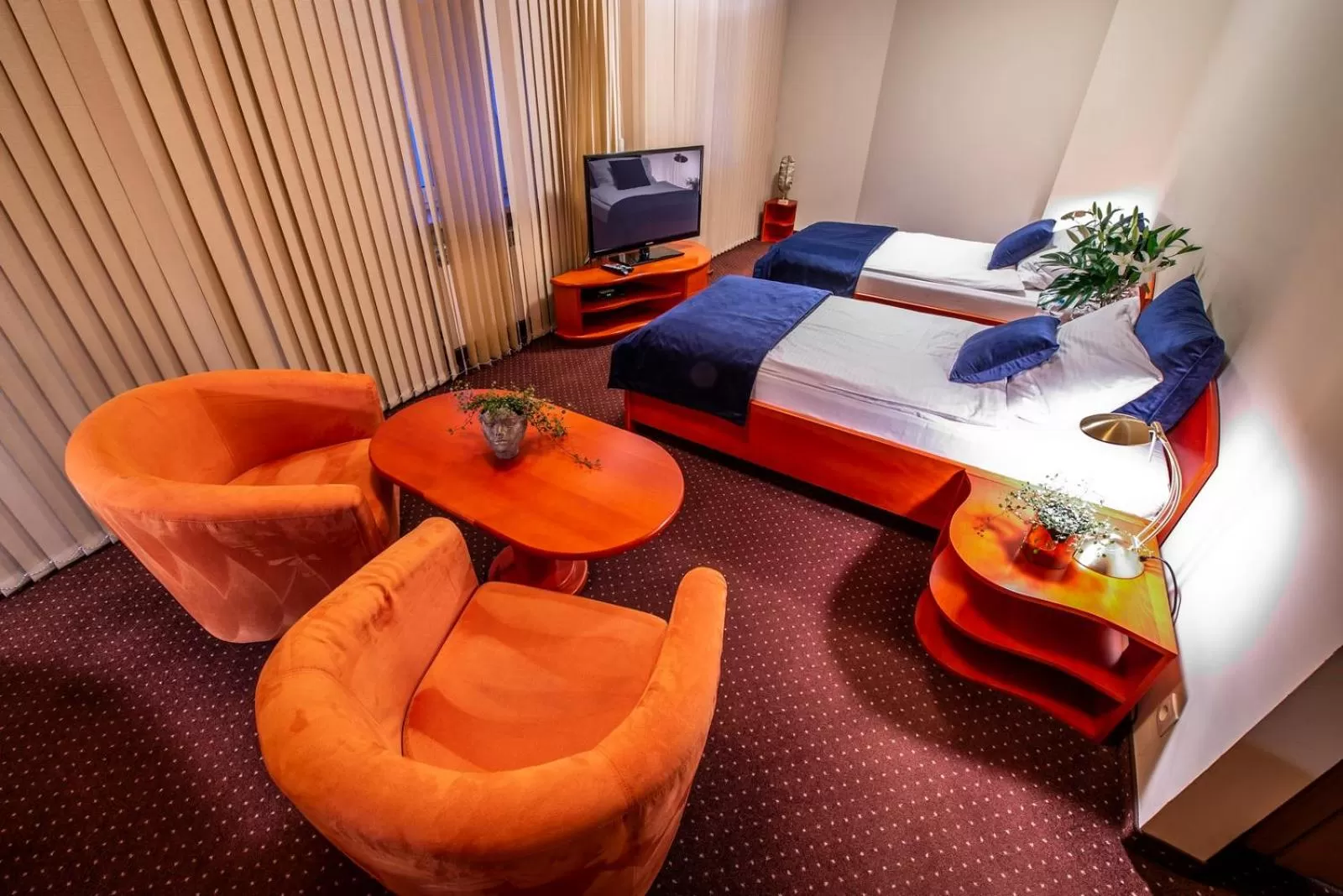 Communal lounge/ TV room, Bed in Hotel Royal