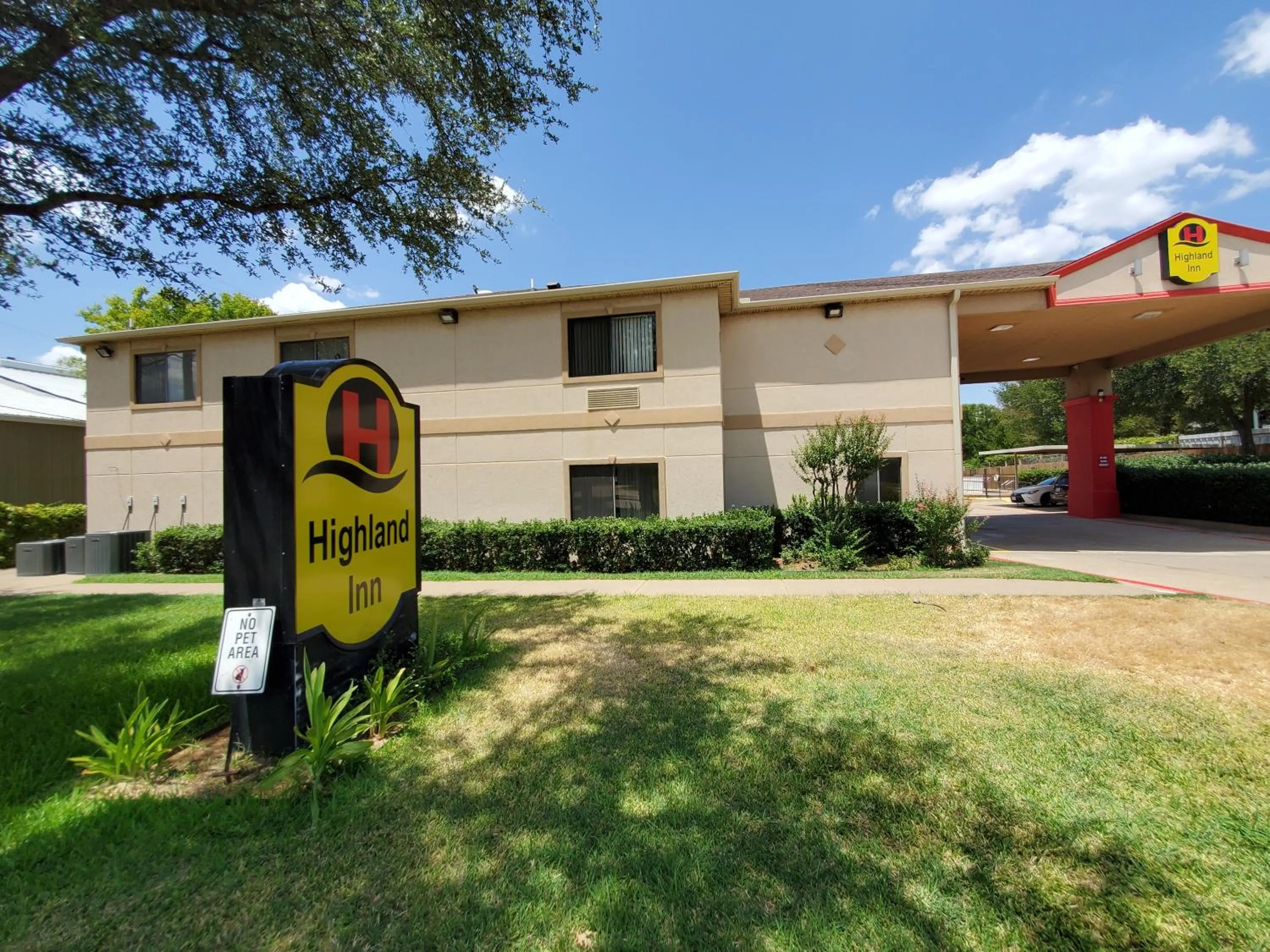 Property building in Highland Inn