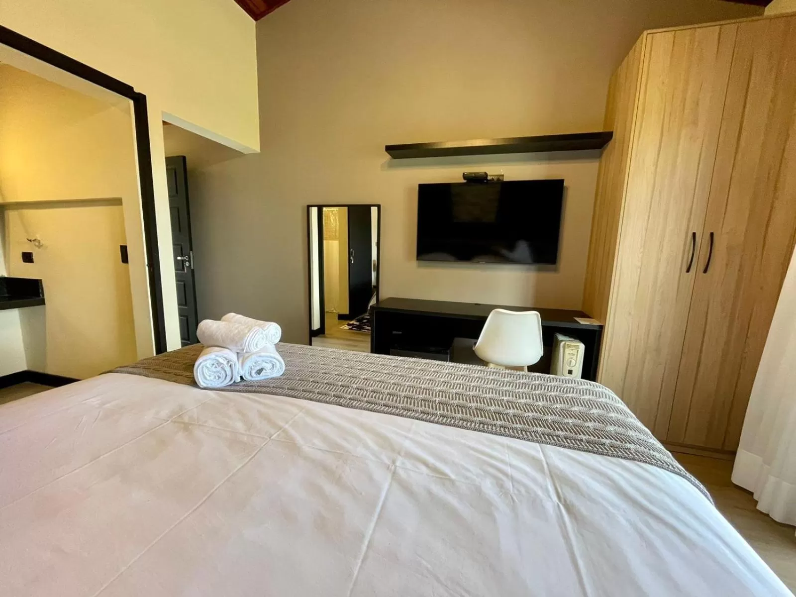 TV and multimedia, Bed in Pousada Terrazzo Bonjardim - by Easy Hotéis