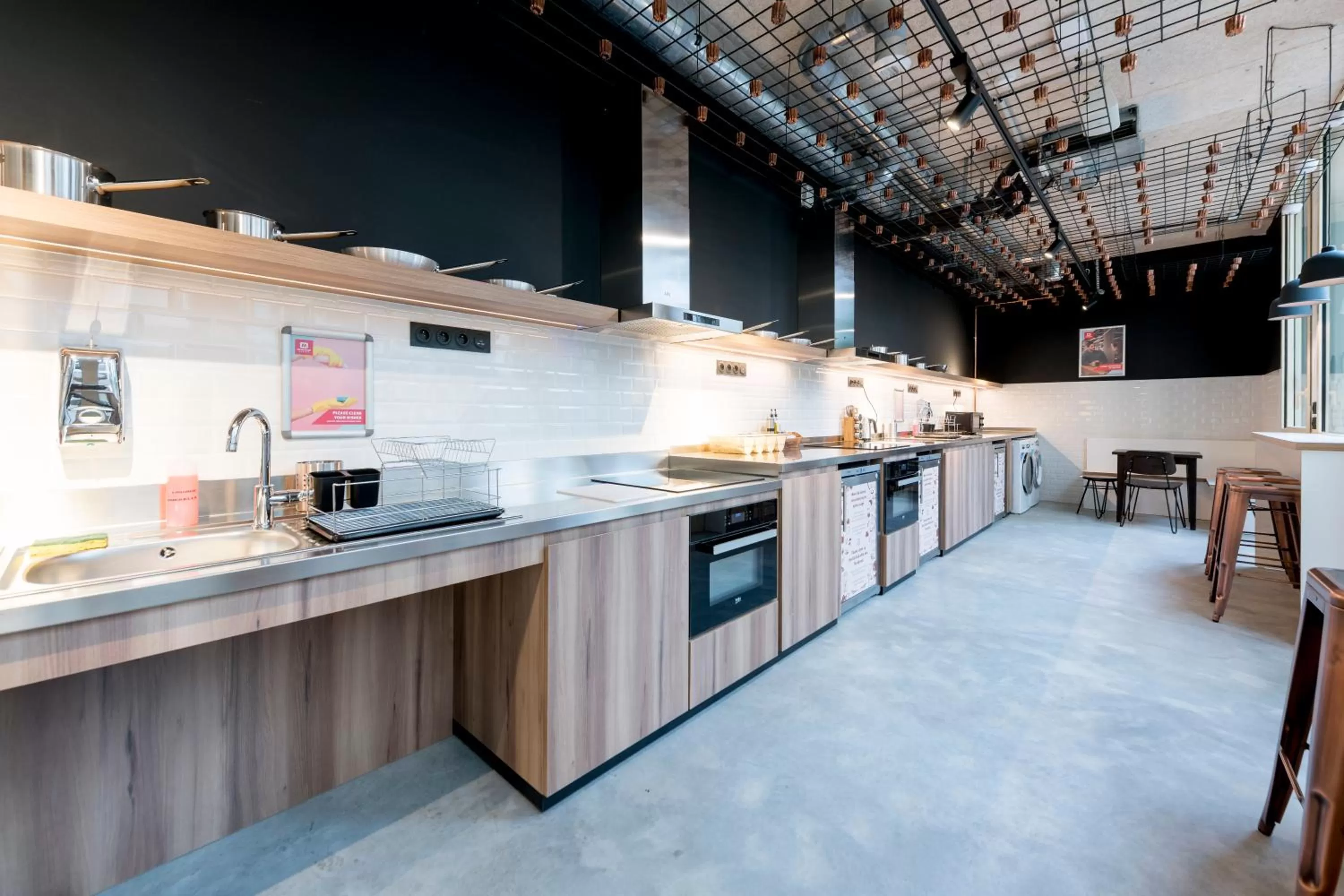 Communal kitchen in MEININGER Hotel Bordeaux Gare Saint-Jean