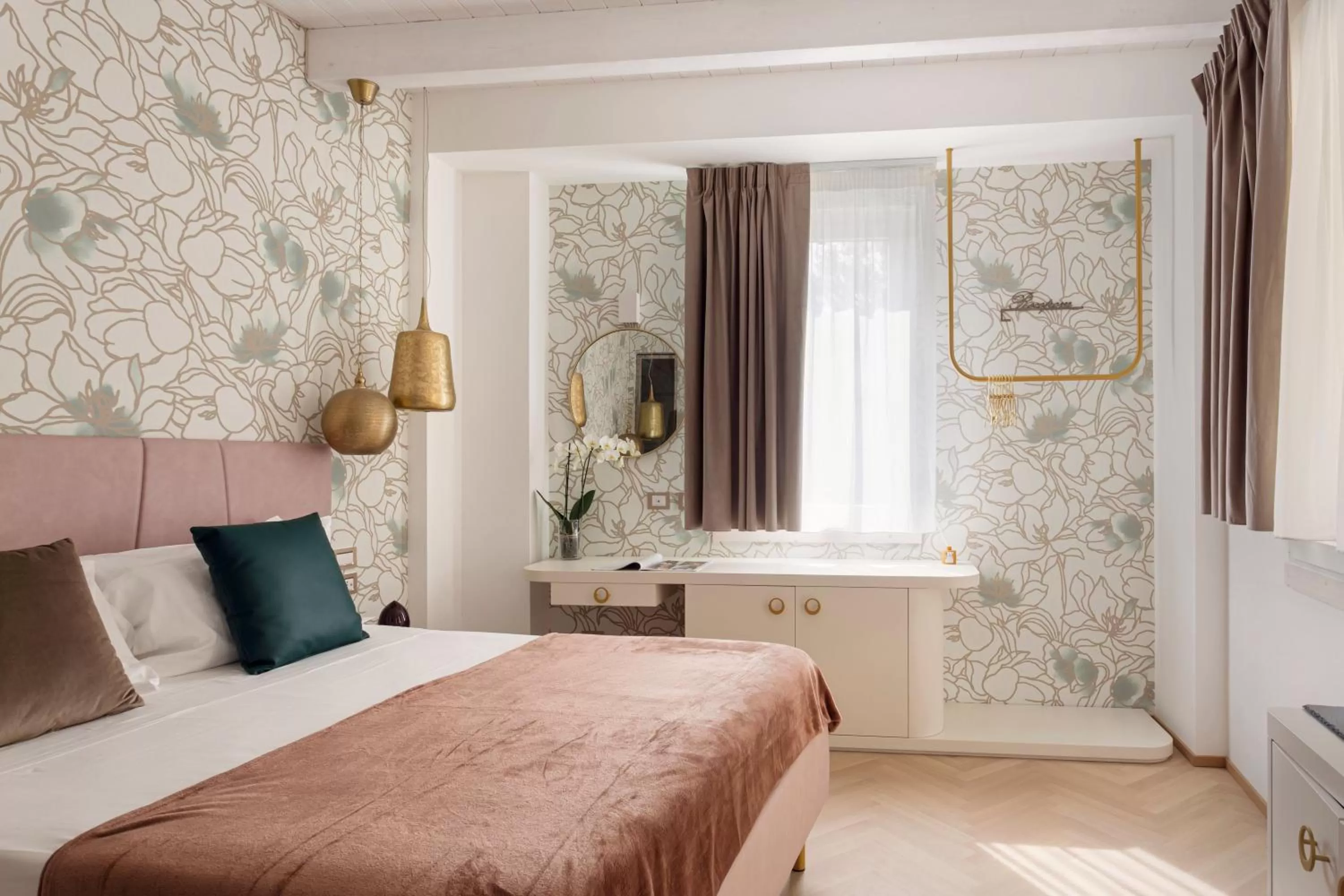 Photo of the whole room, Bed in LUXURY SUITES ROCOPOM - Lake Front