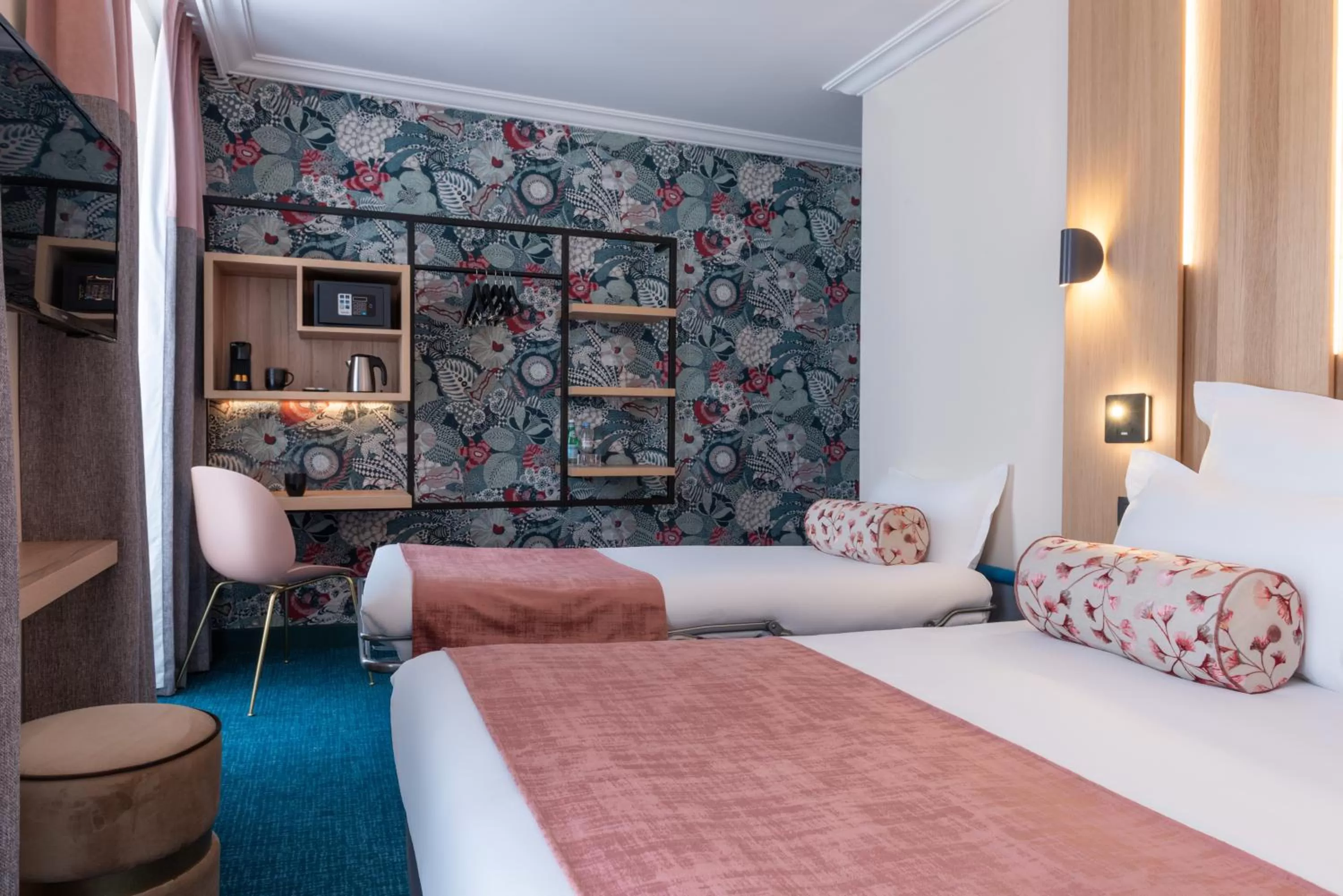 Coffee/tea facilities, Bed in Leonardo Boutique Hotel Paris Opera