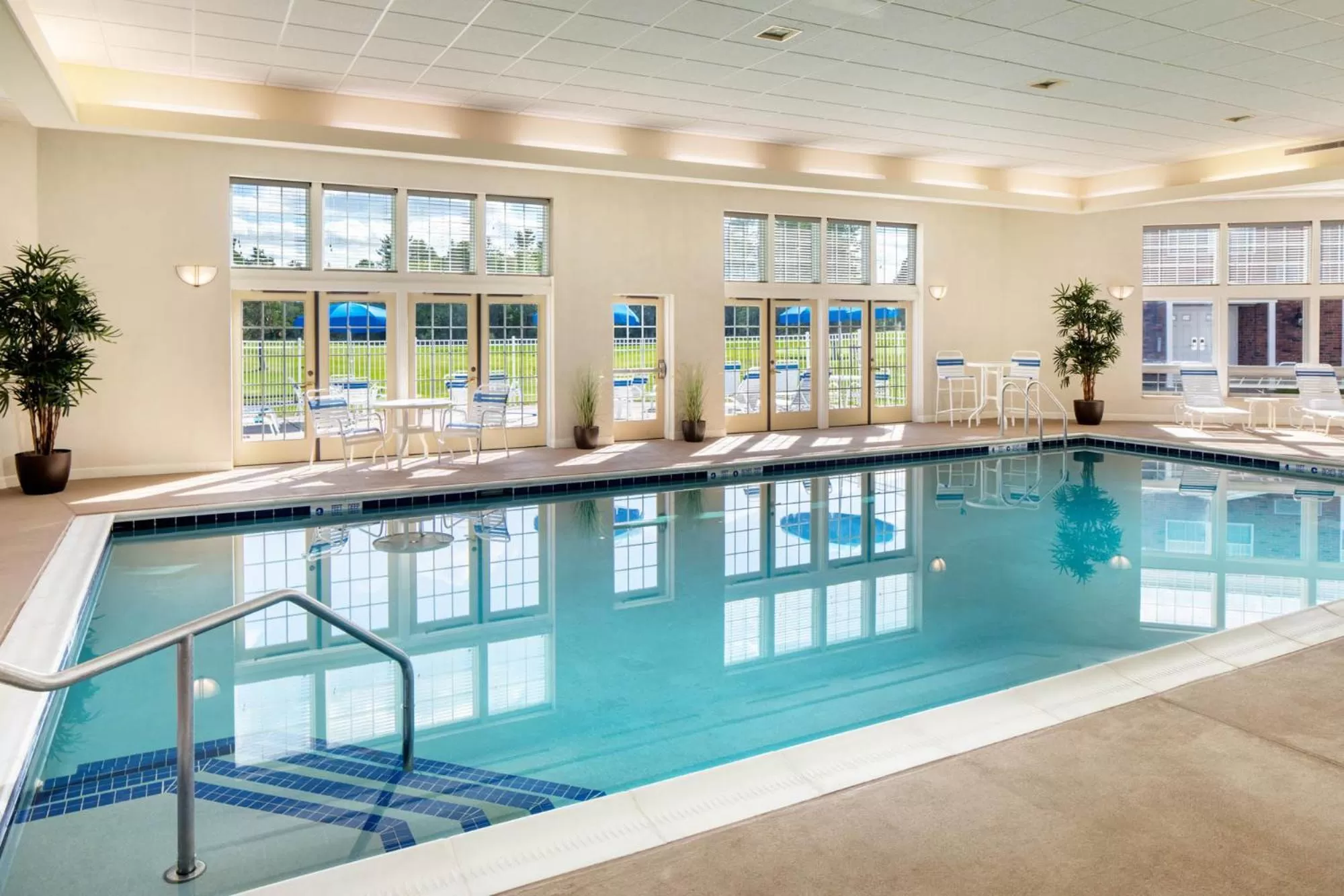 Swimming pool in Best Western University Inn