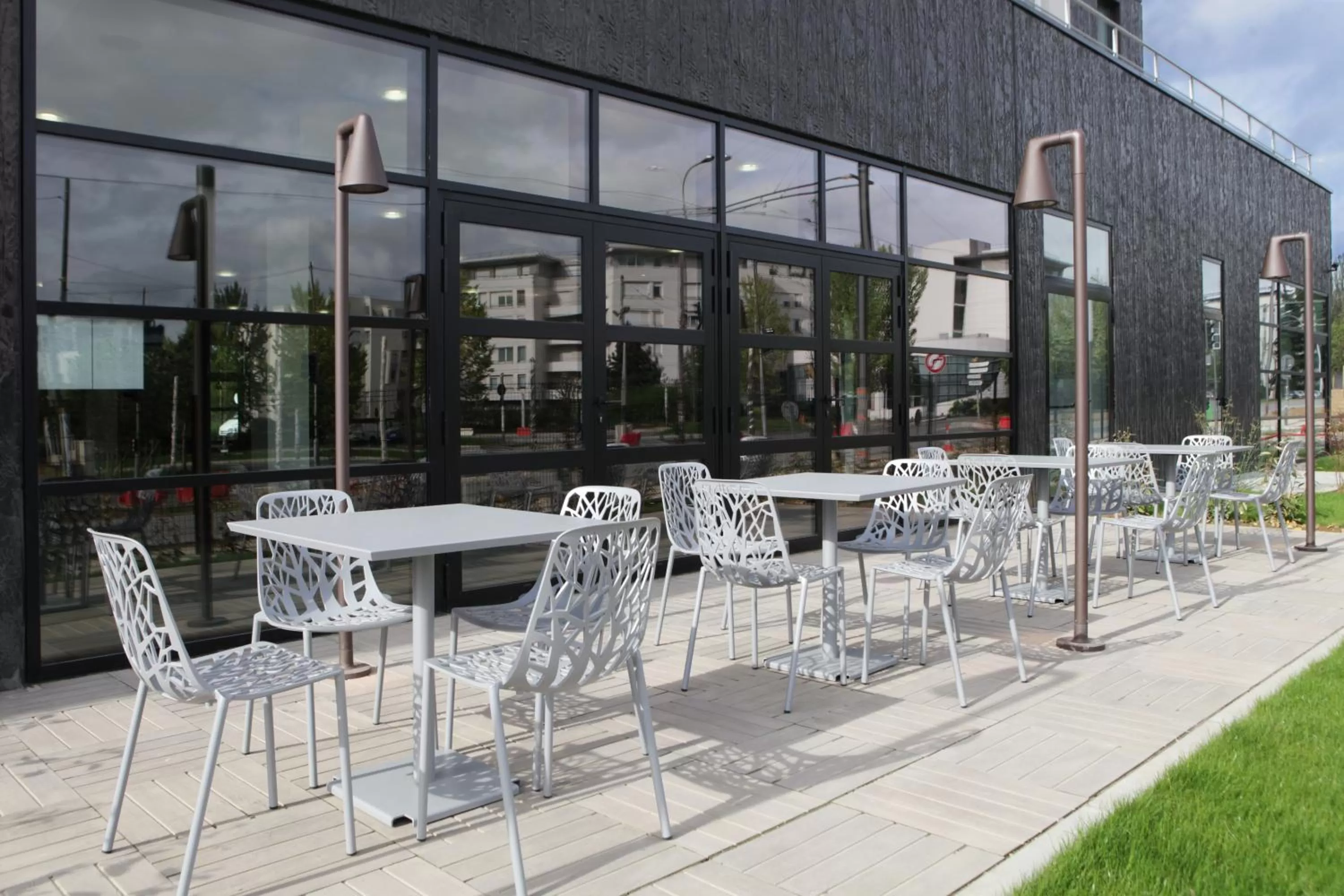 Patio in Best Western Plus Paris Velizy
