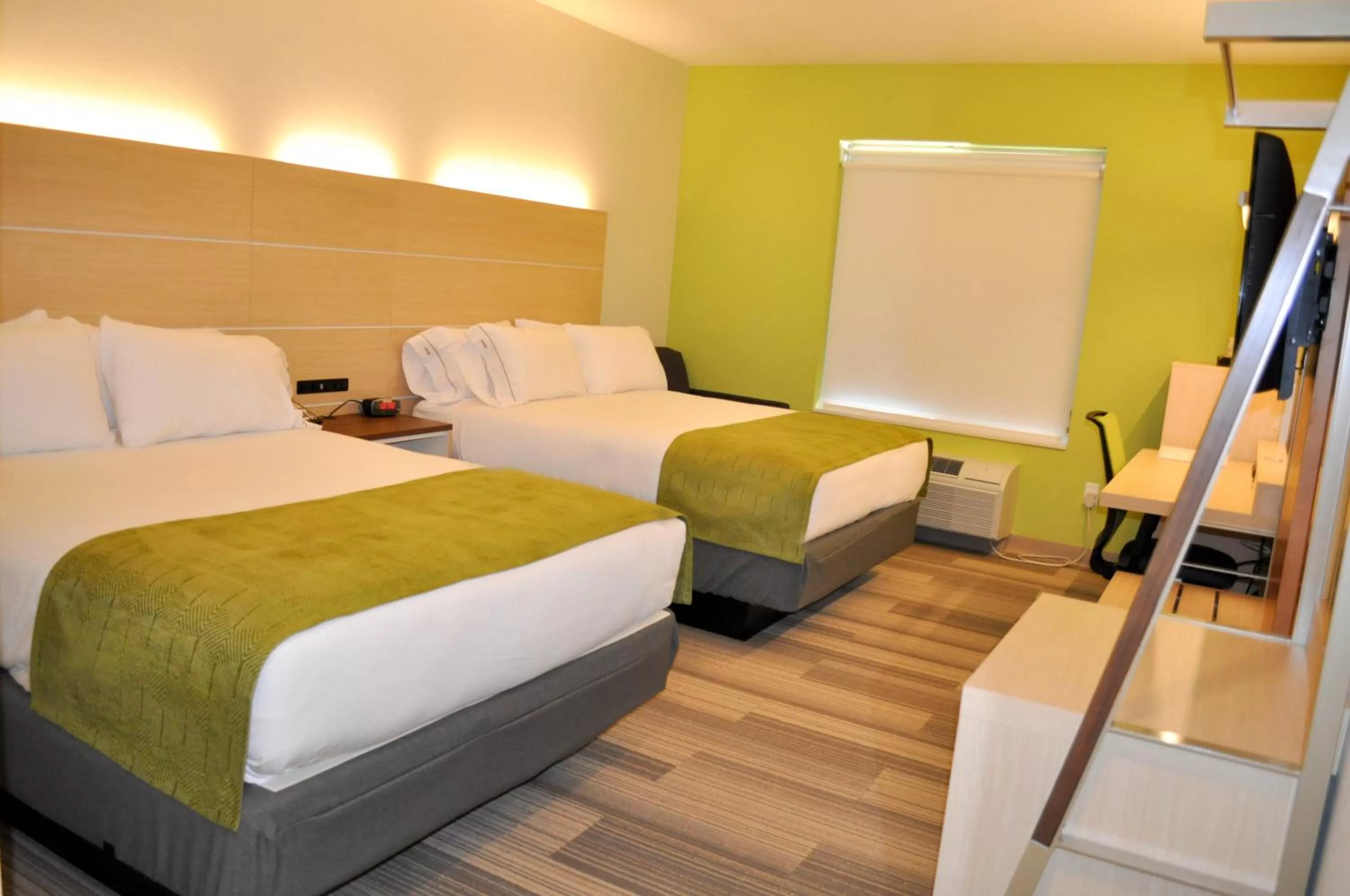 Photo of the whole room, Bed in Holiday Inn Express & Suites Price by IHG