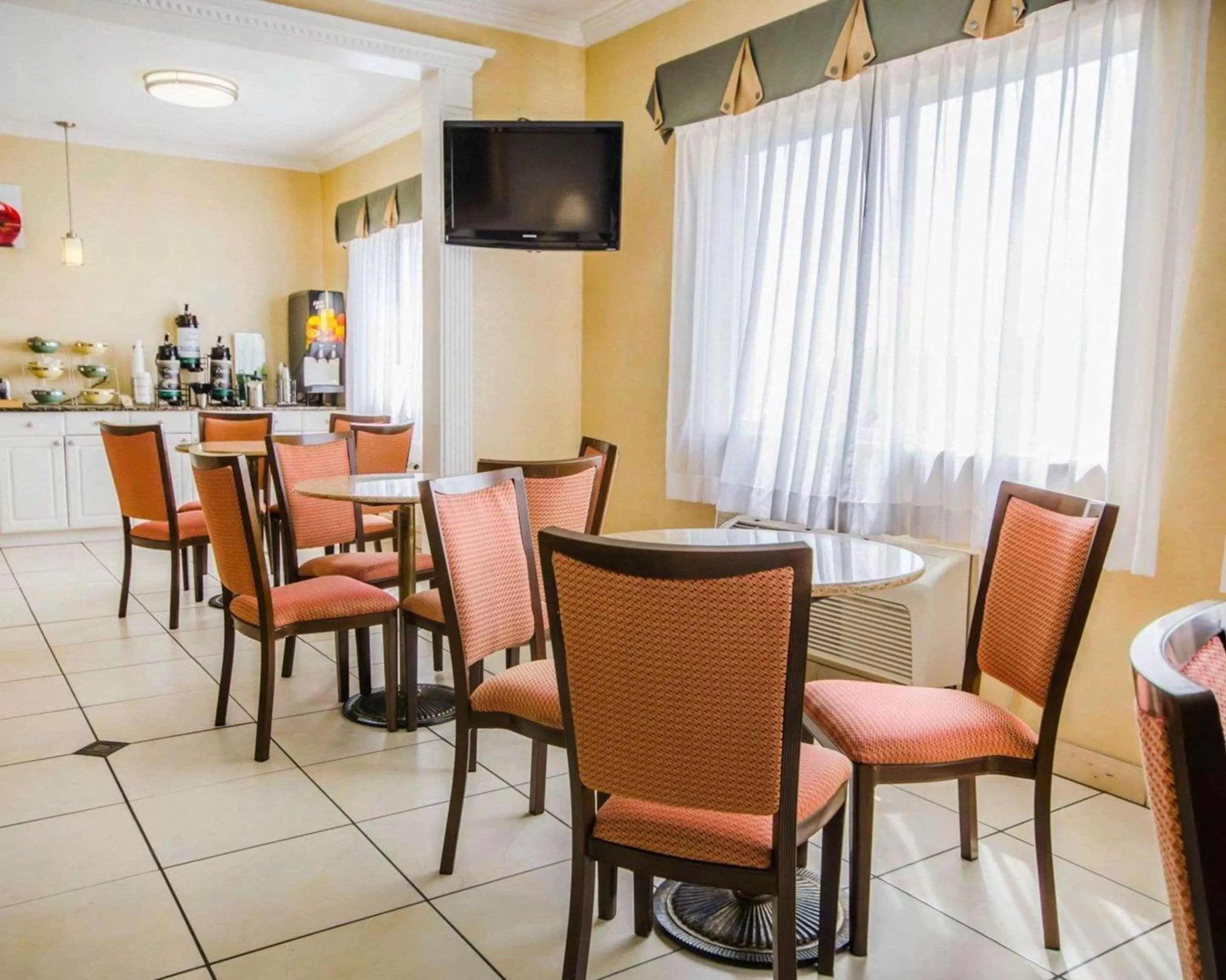 Restaurant/places to eat in Quality Inn Evansville Eastland Area
