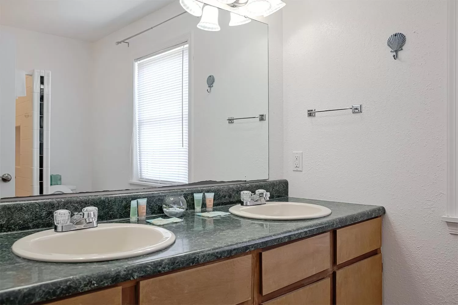 Bathroom in Colonial Inn