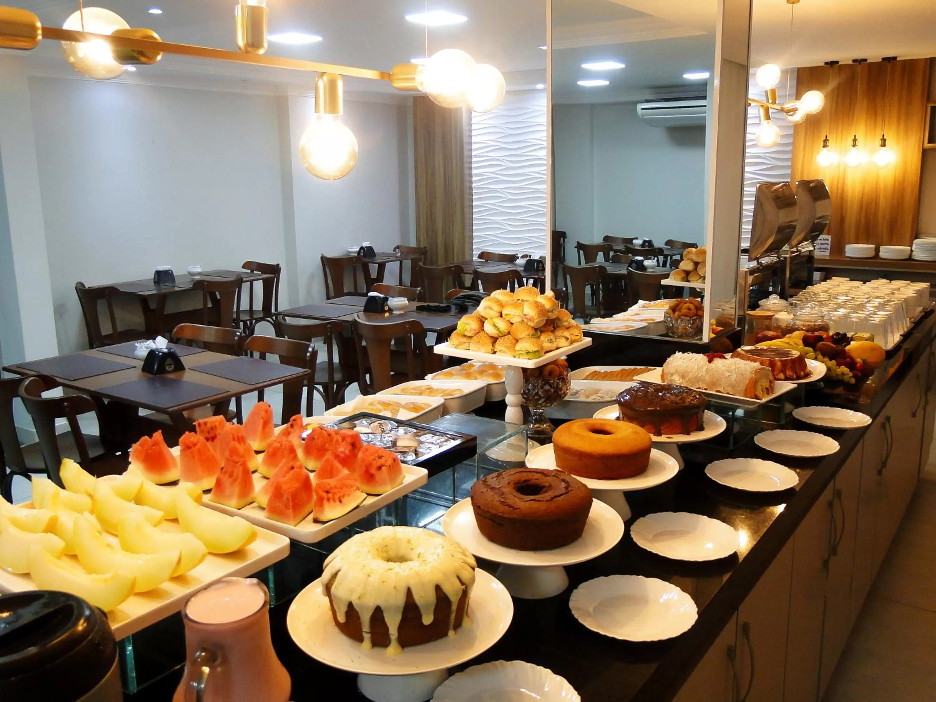 Restaurant/places to eat in Hotel Albinos