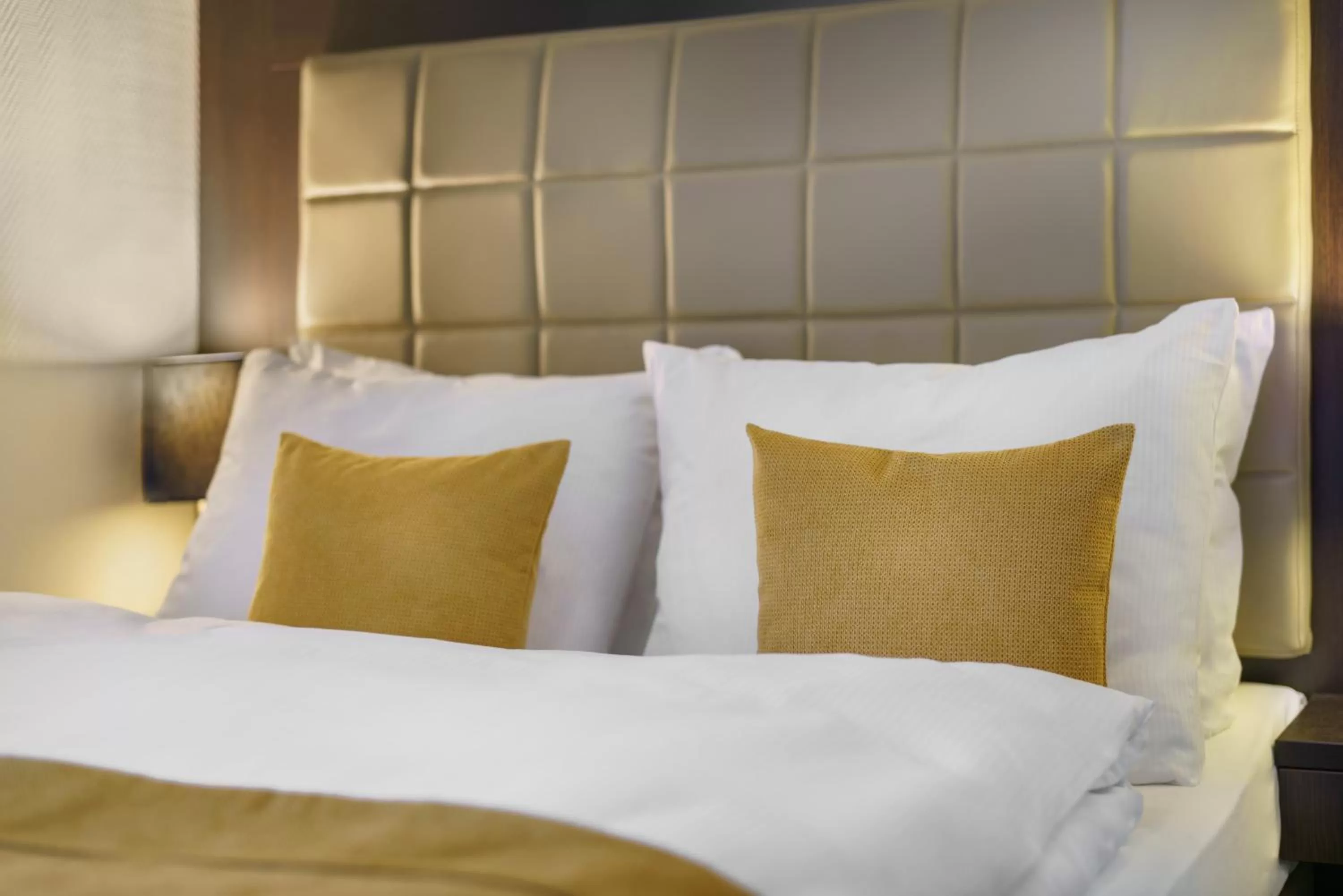 Photo of the whole room, Bed in Hotel Continental Hamburg Hauptbahnhof