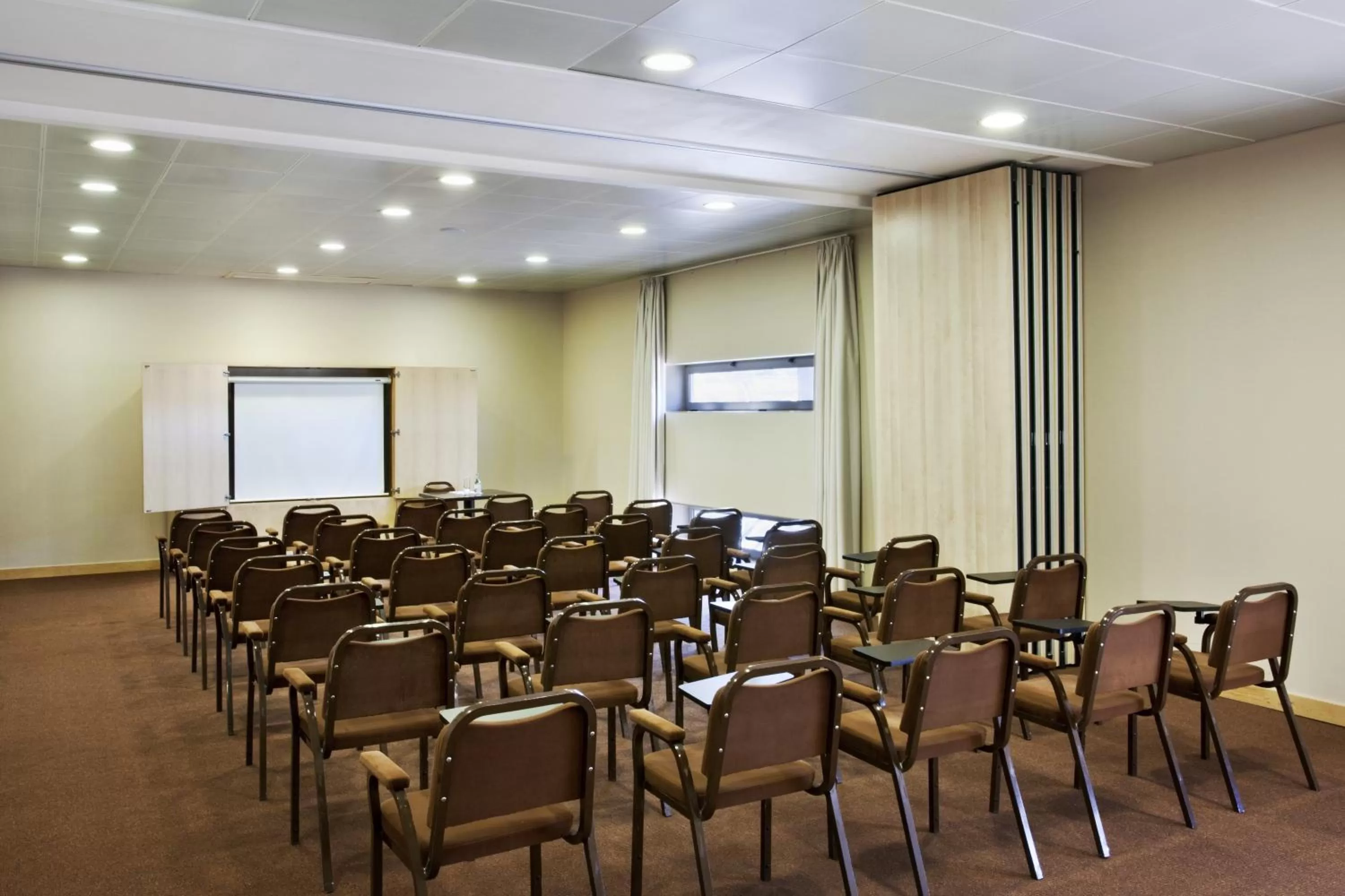 Meeting/conference room in Holiday Inn Express Lisbon-Oeiras by IHG