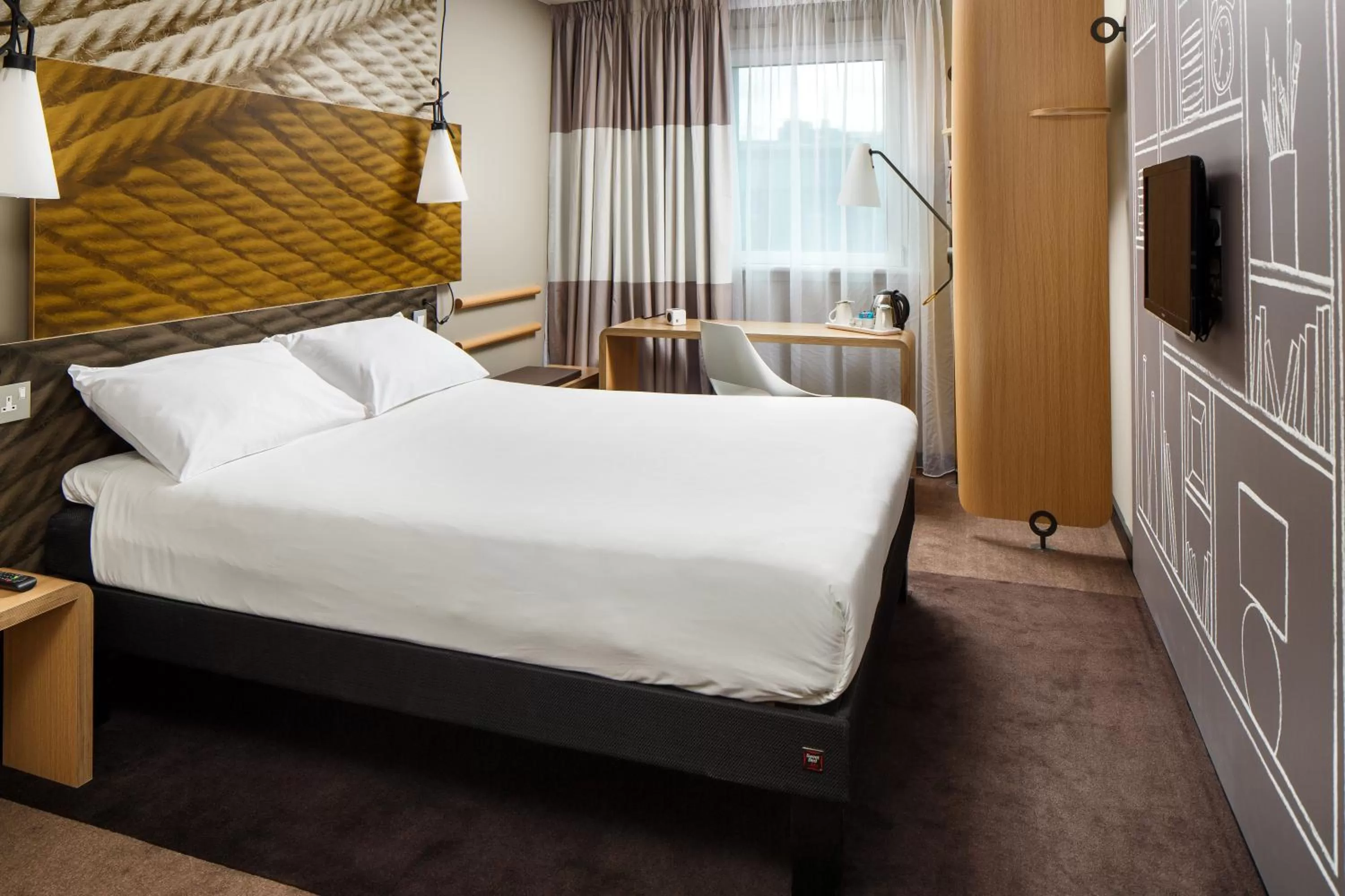 Bed in ibis Glasgow City Centre – Sauchiehall St