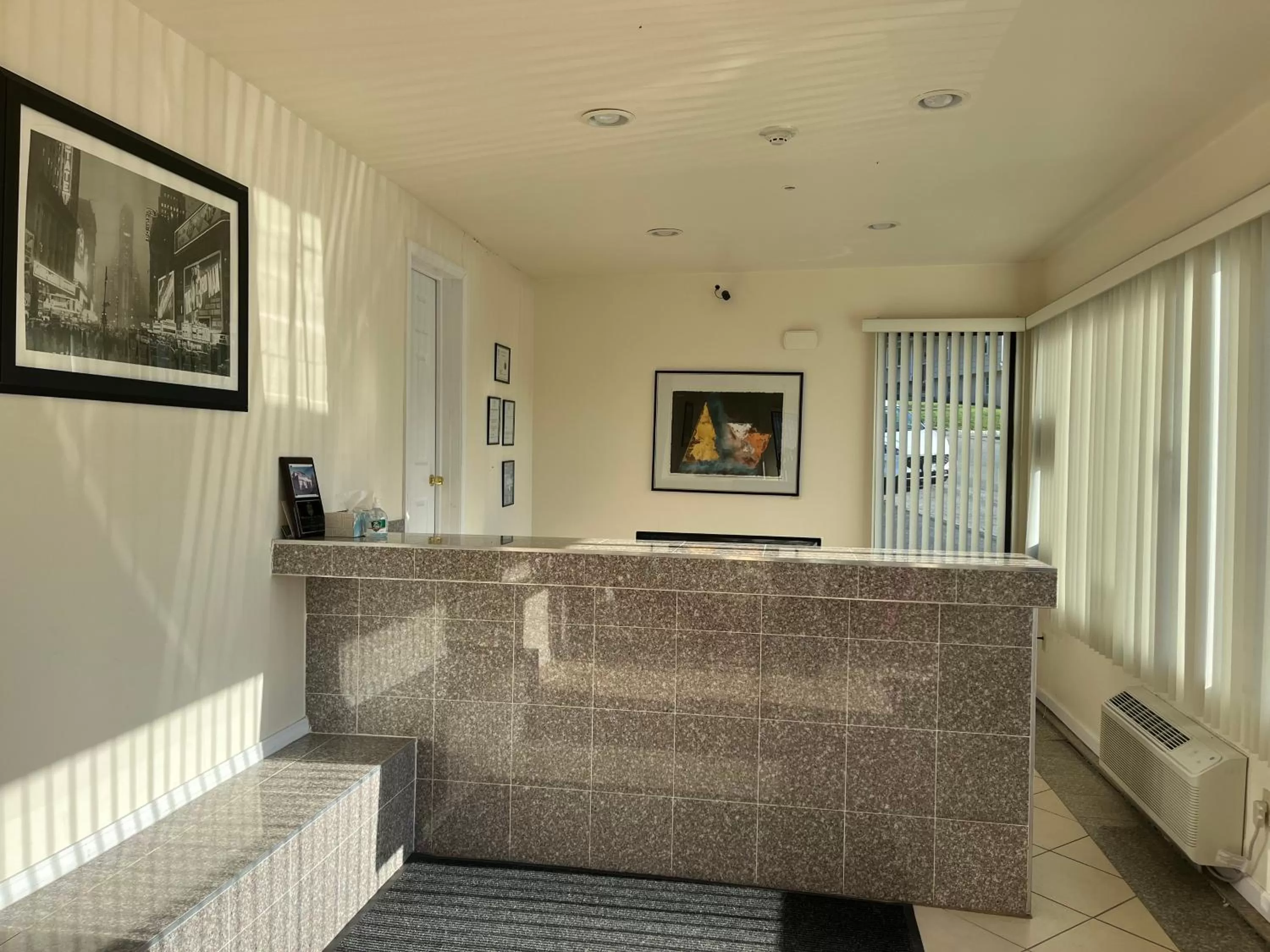 Lobby/Reception in The Hamlet Inn at Warwick