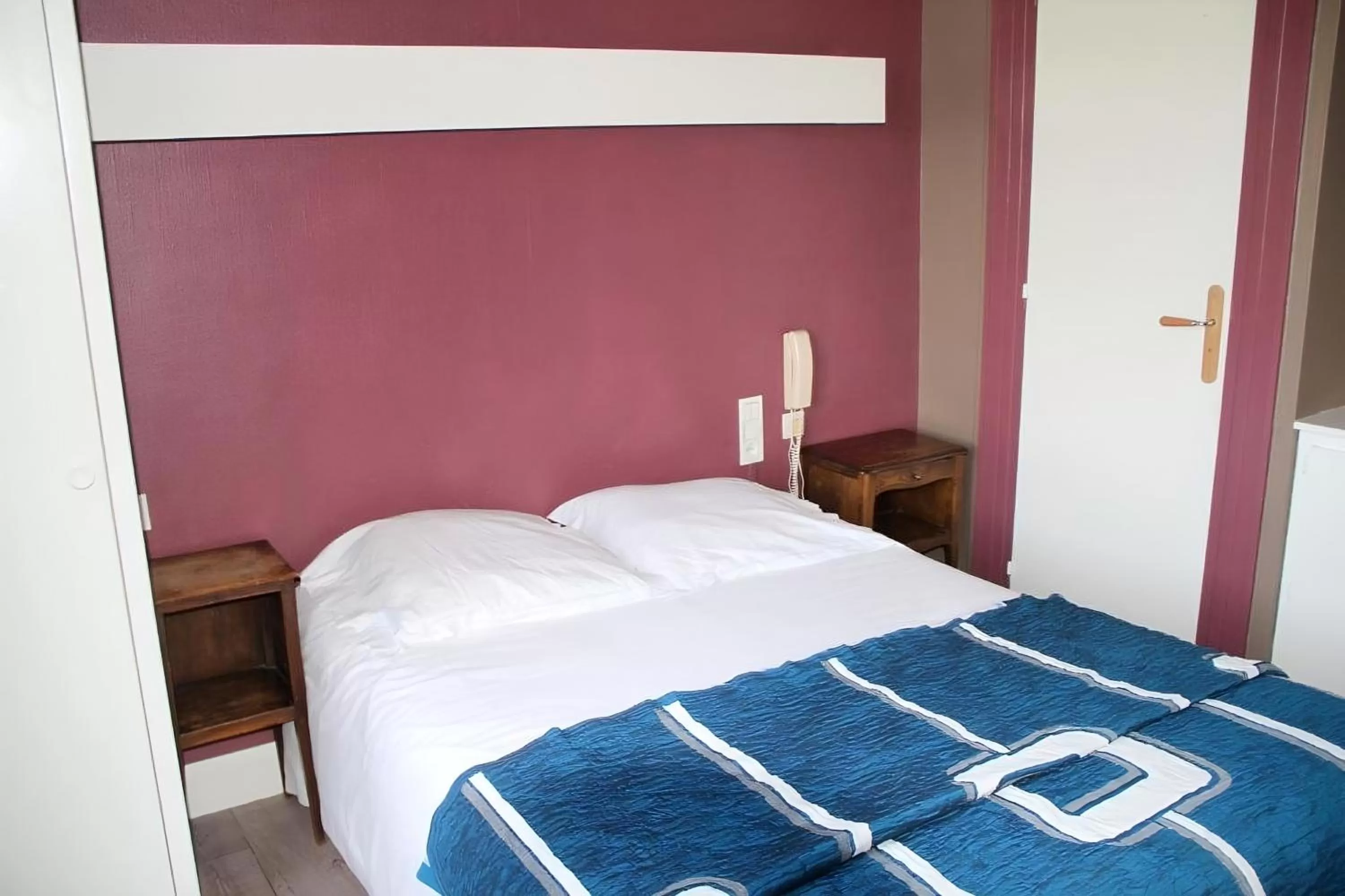 Bedroom, Bed in Hotel De La Poste