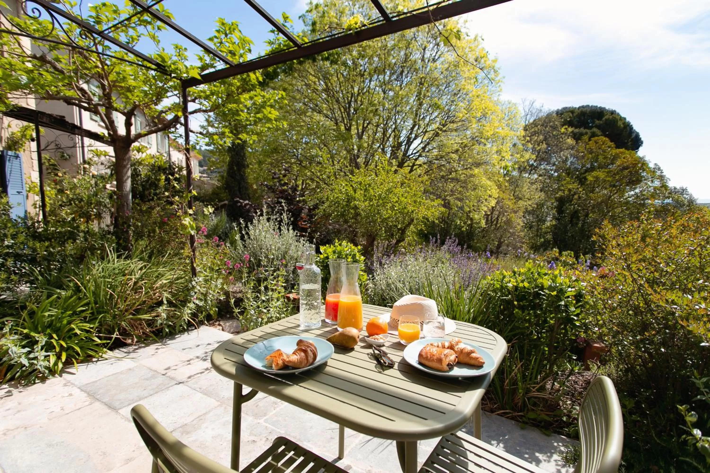 Suite with Garden View in LOU CALEN