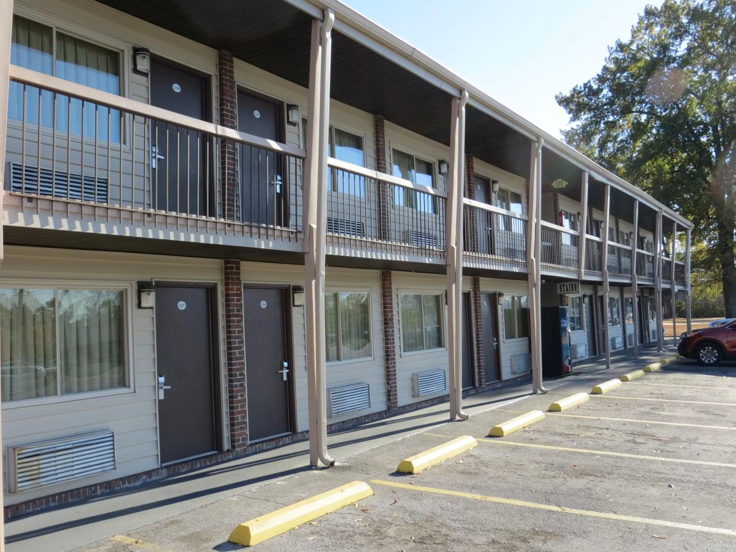Floor plan in Redwood Inn