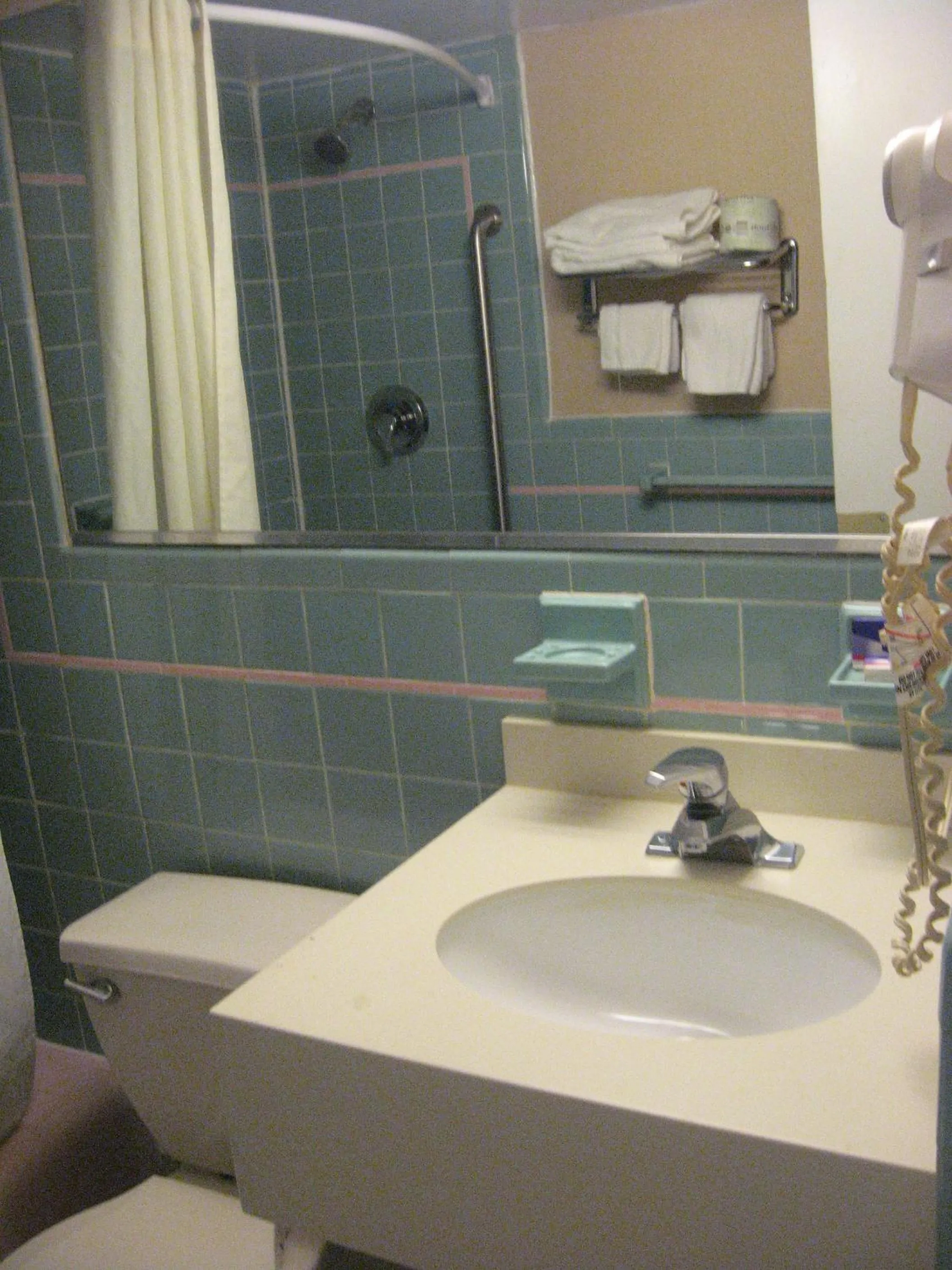 Bathroom in Atlantic Motor Inn Near Boardwalk