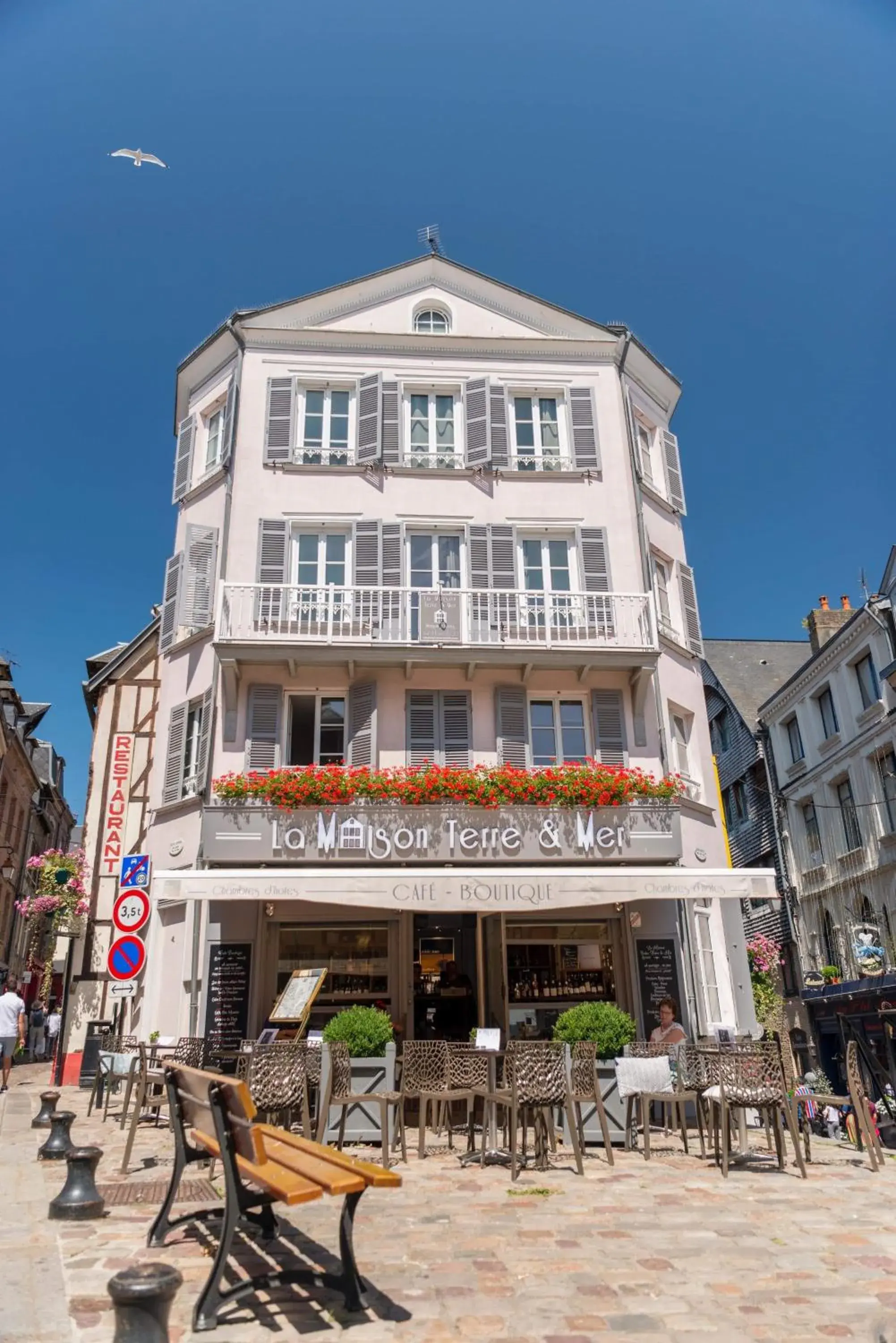 Deluxe Queen Room in Entre Terre Et Mer Deluxe Queen Room in Entre Terre Et Mer