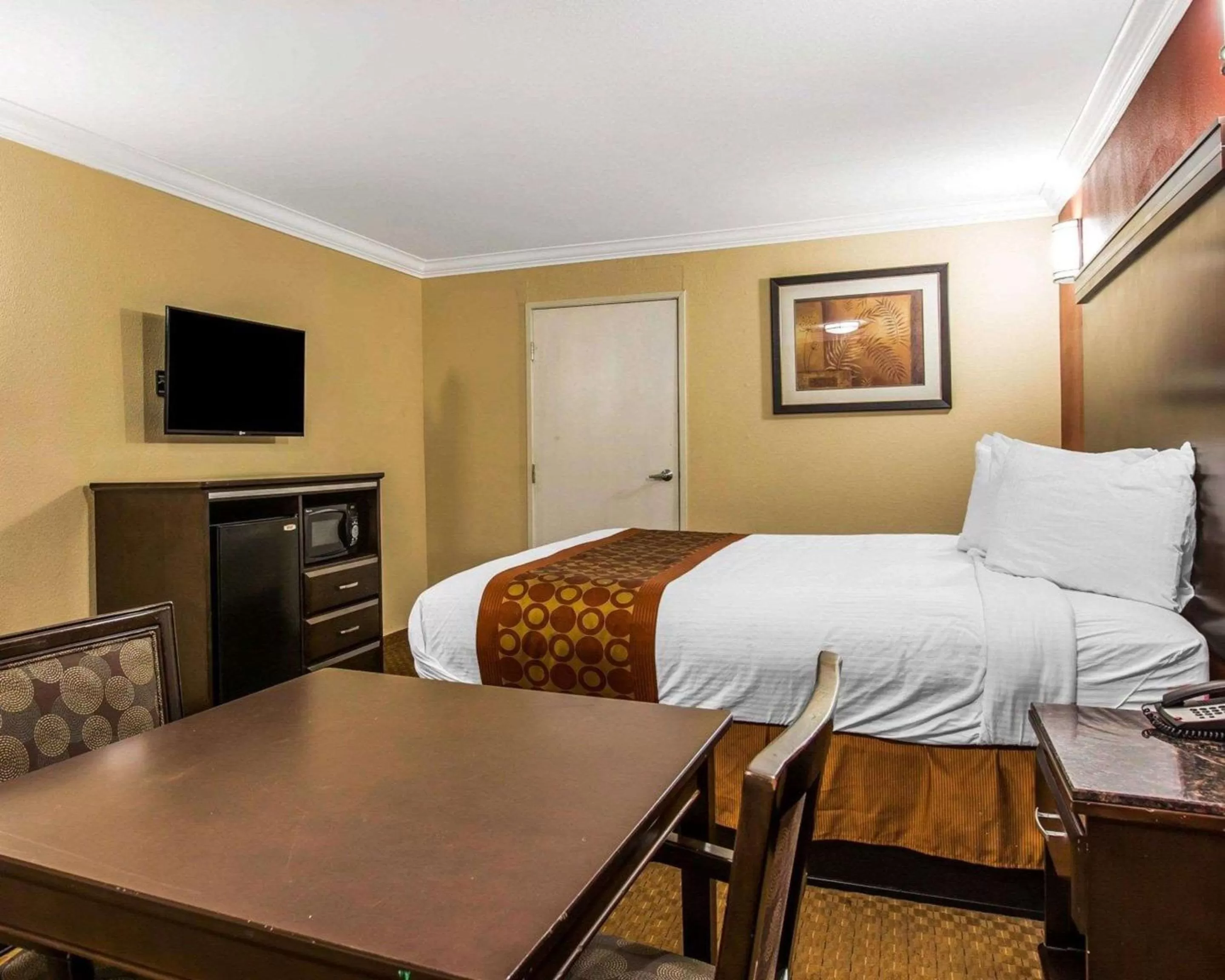 Photo of the whole room, Bed in Rodeway Inn & Suites Corona