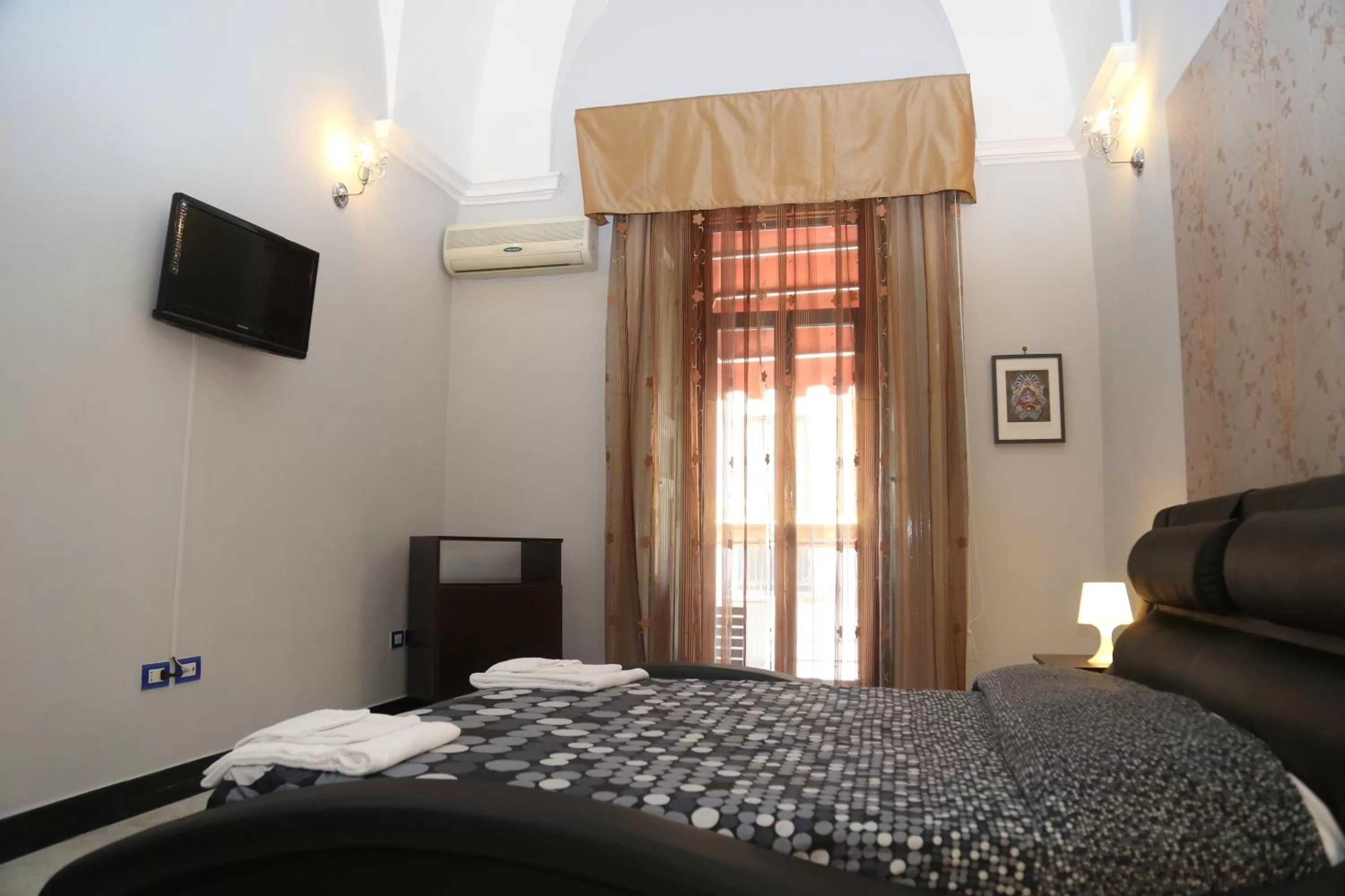 Photo of the whole room, Bed in Hotel Sangiuliano 132 centro storico Catania
