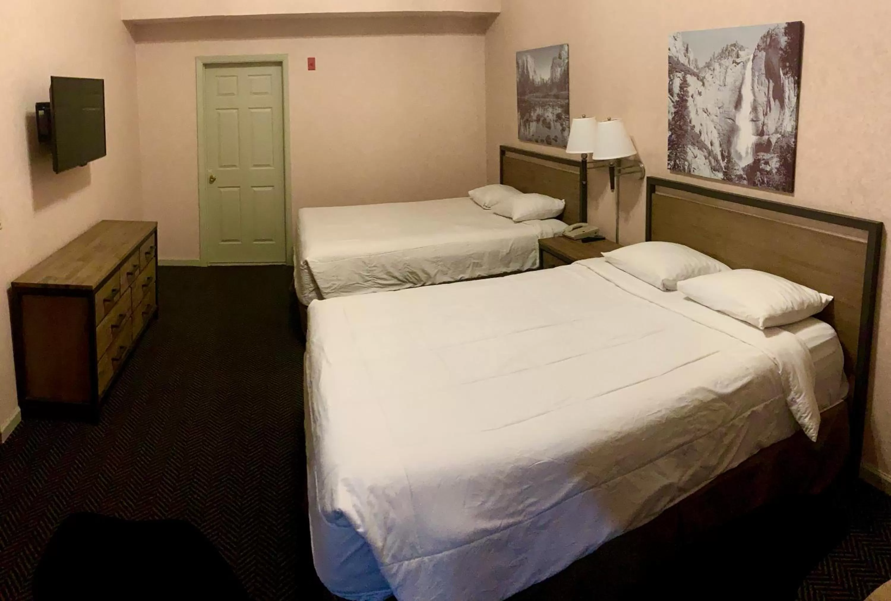 Bed in Yosemite View Lodge