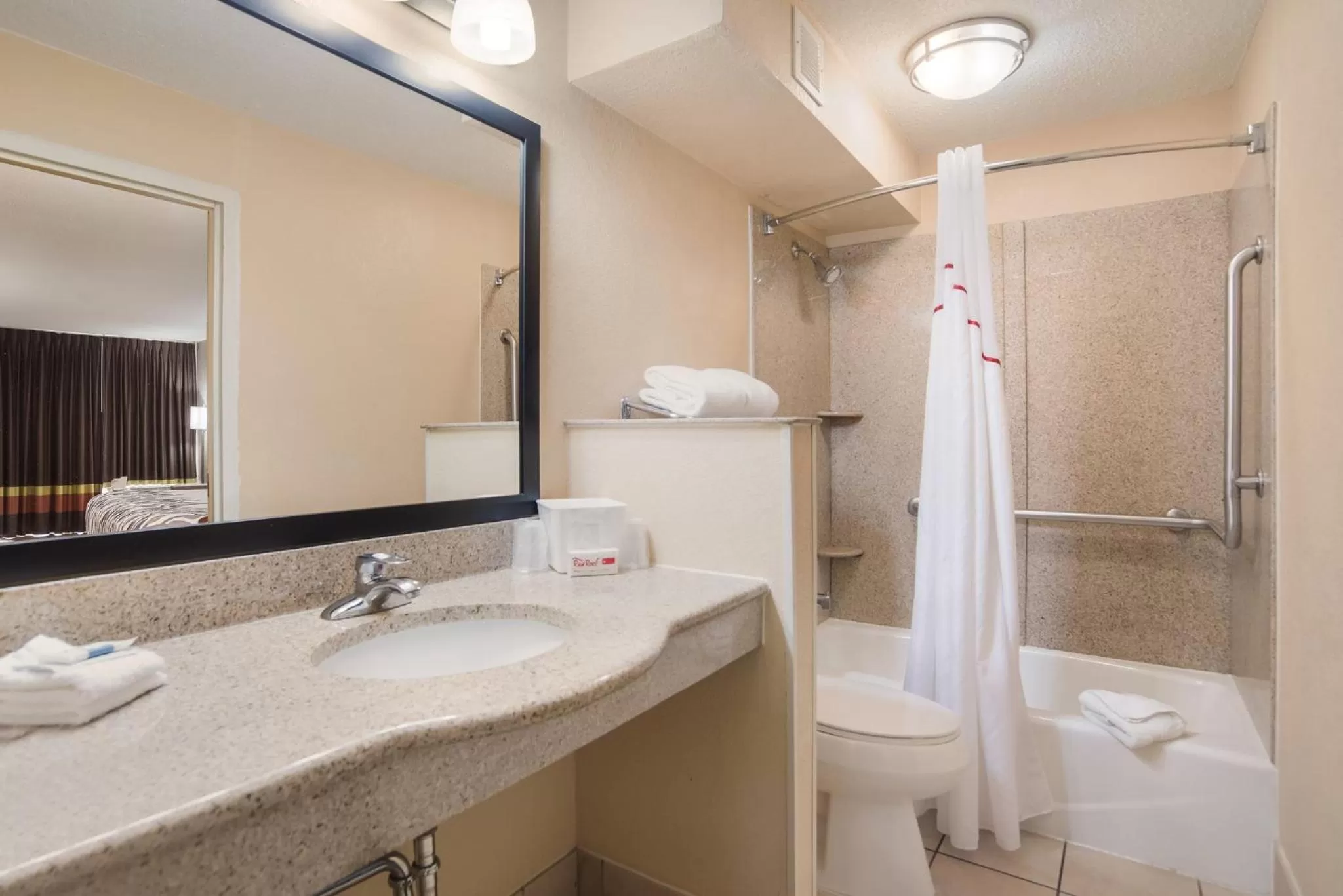 Bathroom in Red Roof Inn Baltimore South Glen Burnie