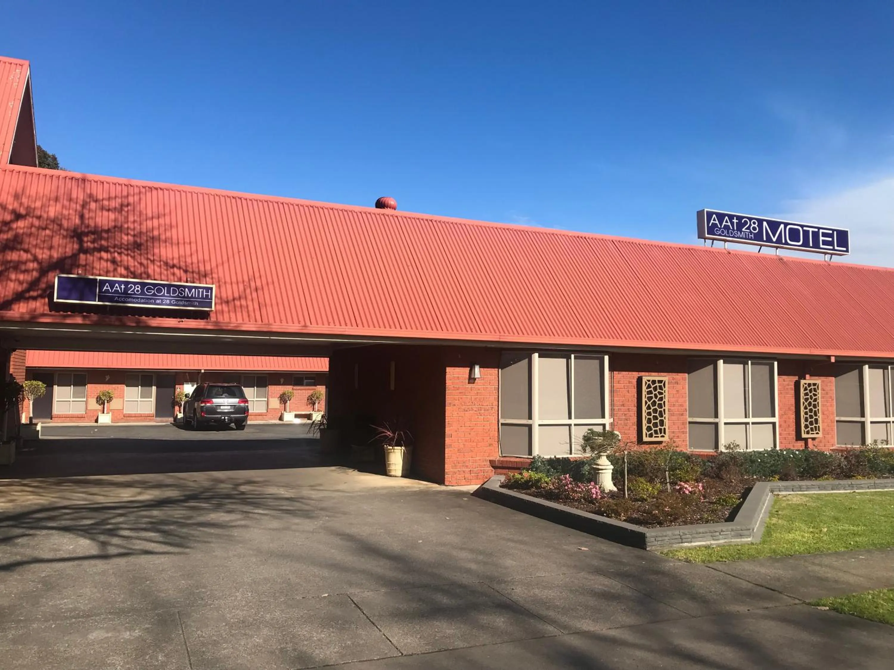 Property building in AAt 28 Goldsmith Motel