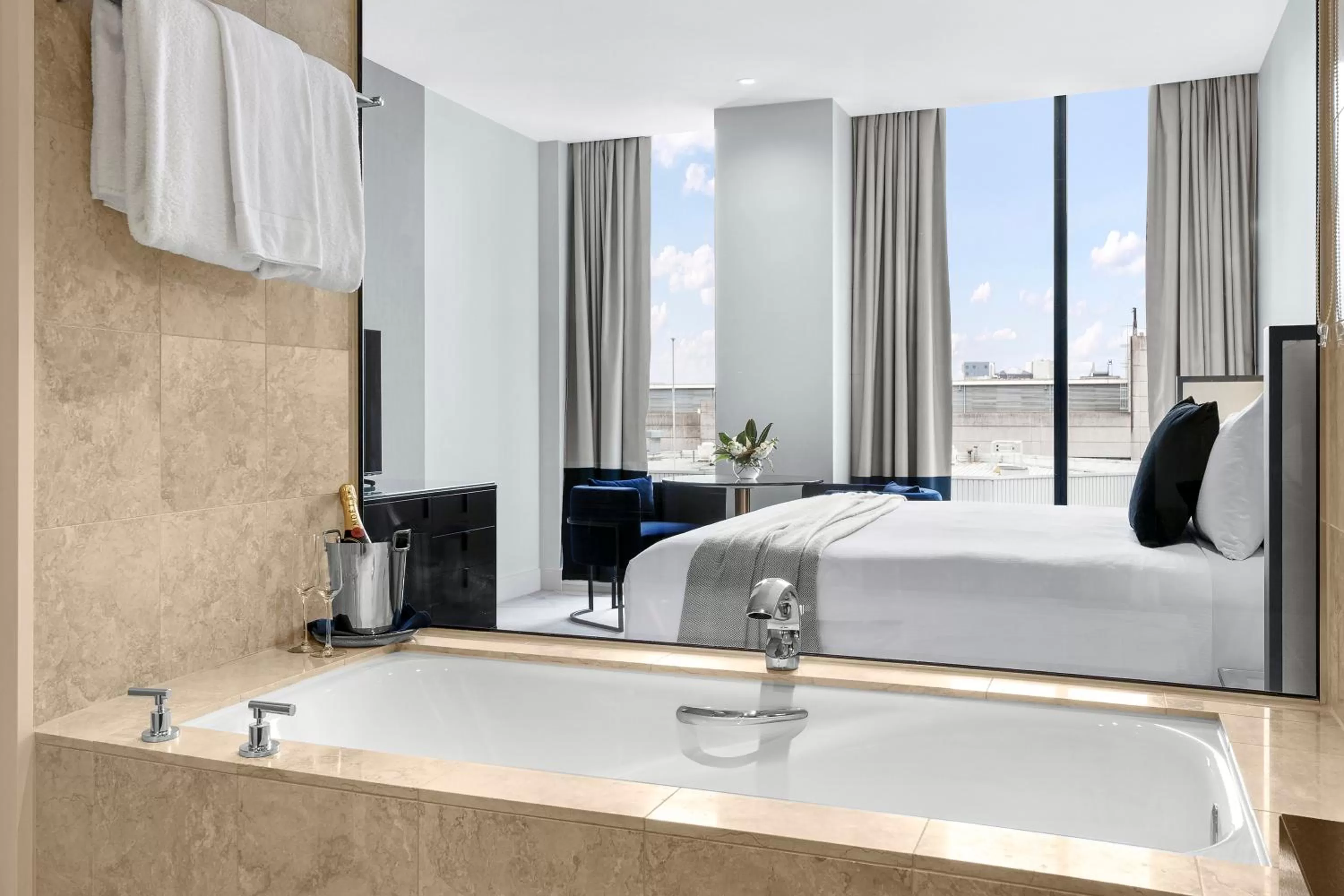 Bathroom, Bed in Peppers Waymouth Hotel