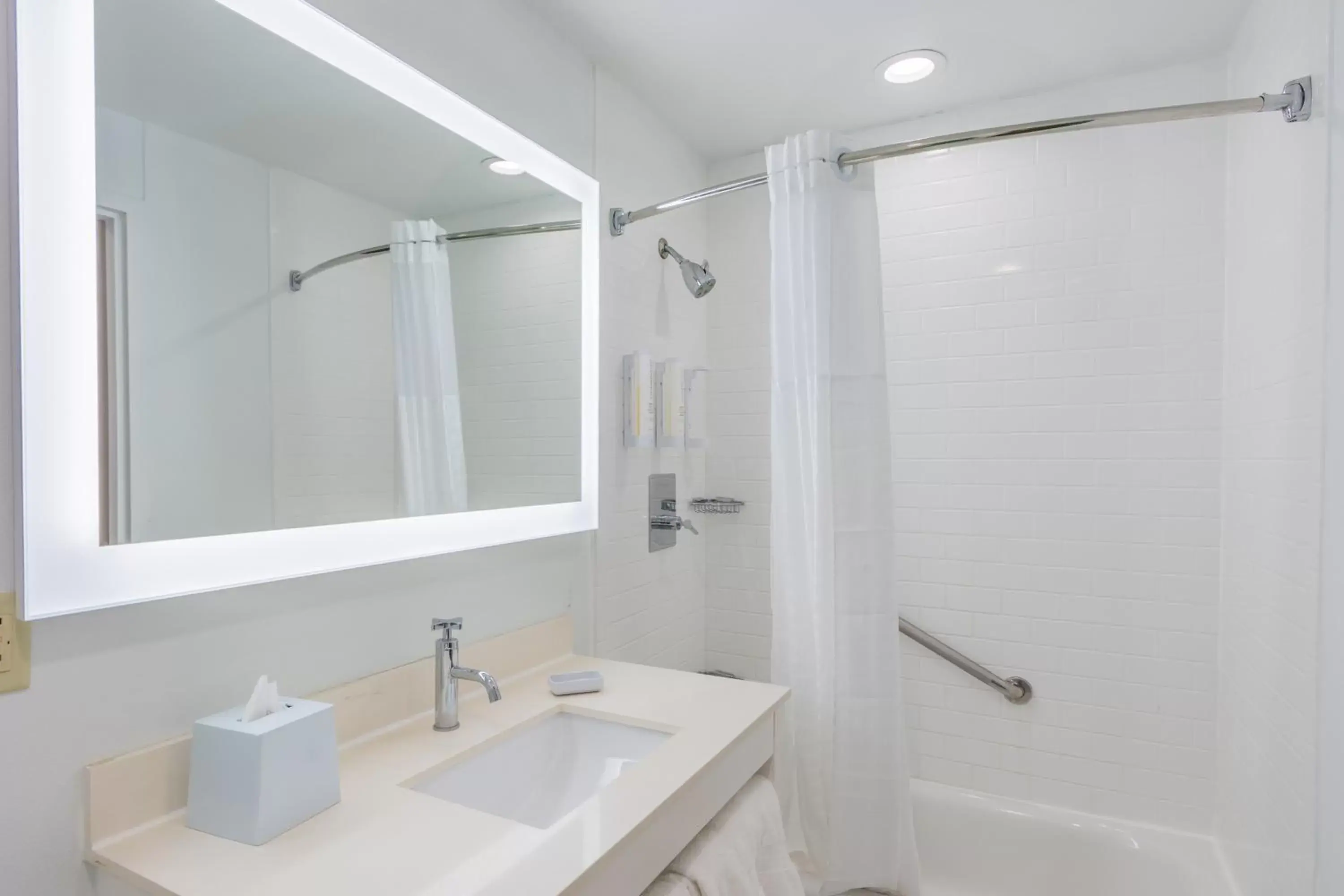 Standard Queen Room with Two Queen Beds - Non Smoking in Clarion Pointe Galveston Seawall Standard Queen Room with Two Queen Beds - Non Smoking in Clarion Pointe Galveston Seawall