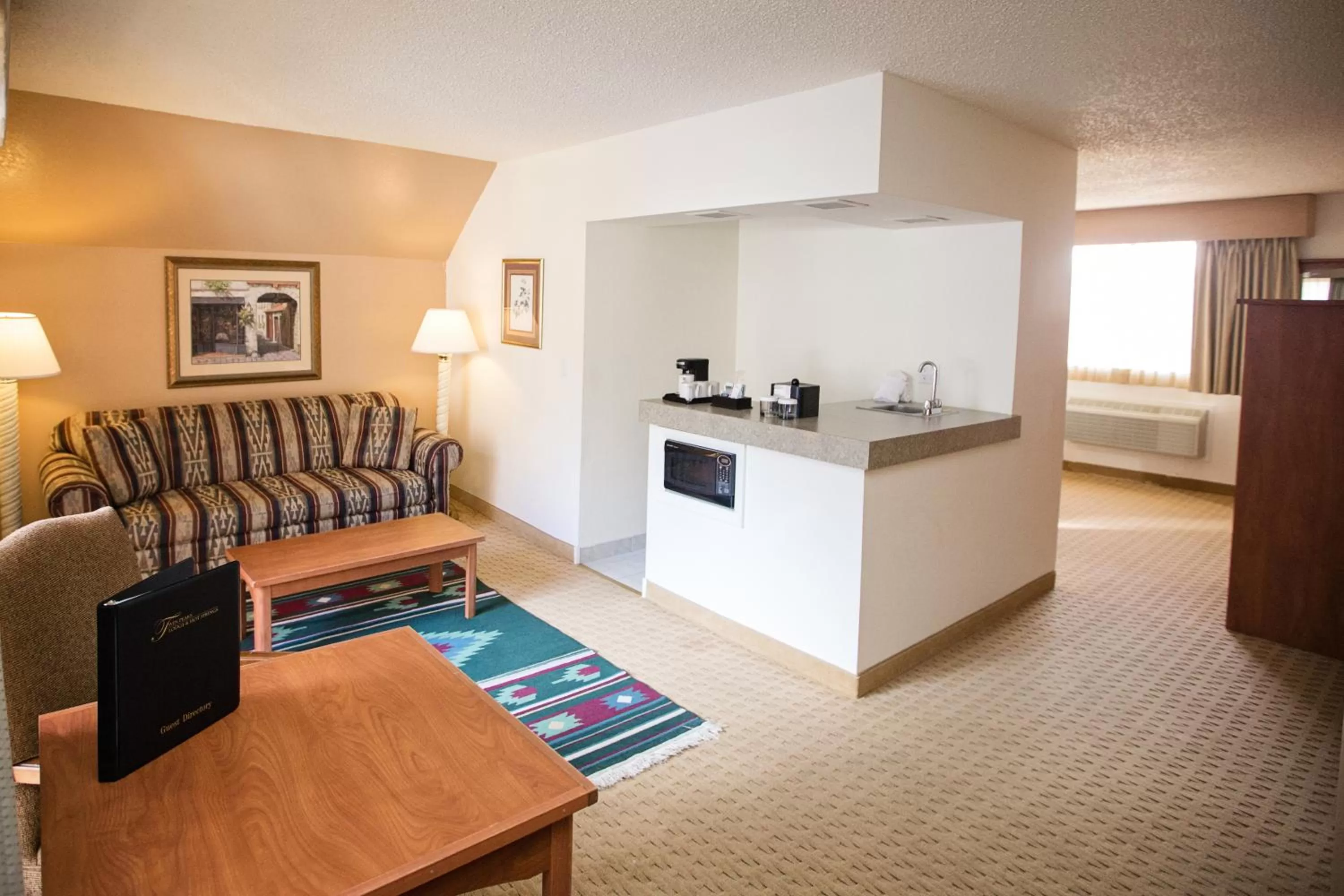 Living room in Twin Peaks Lodge & Hot Springs