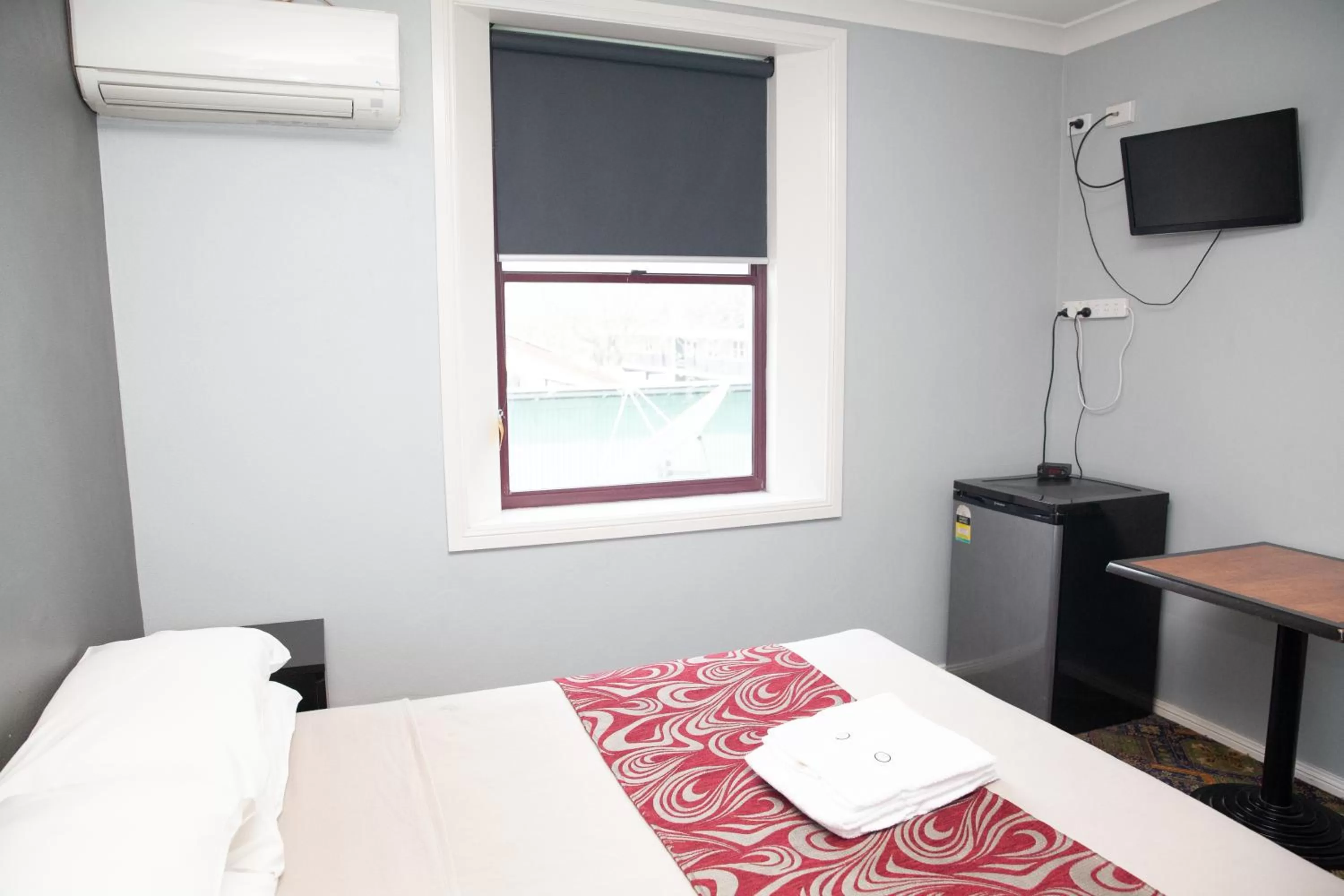 Bed in Royal Hotel Singleton