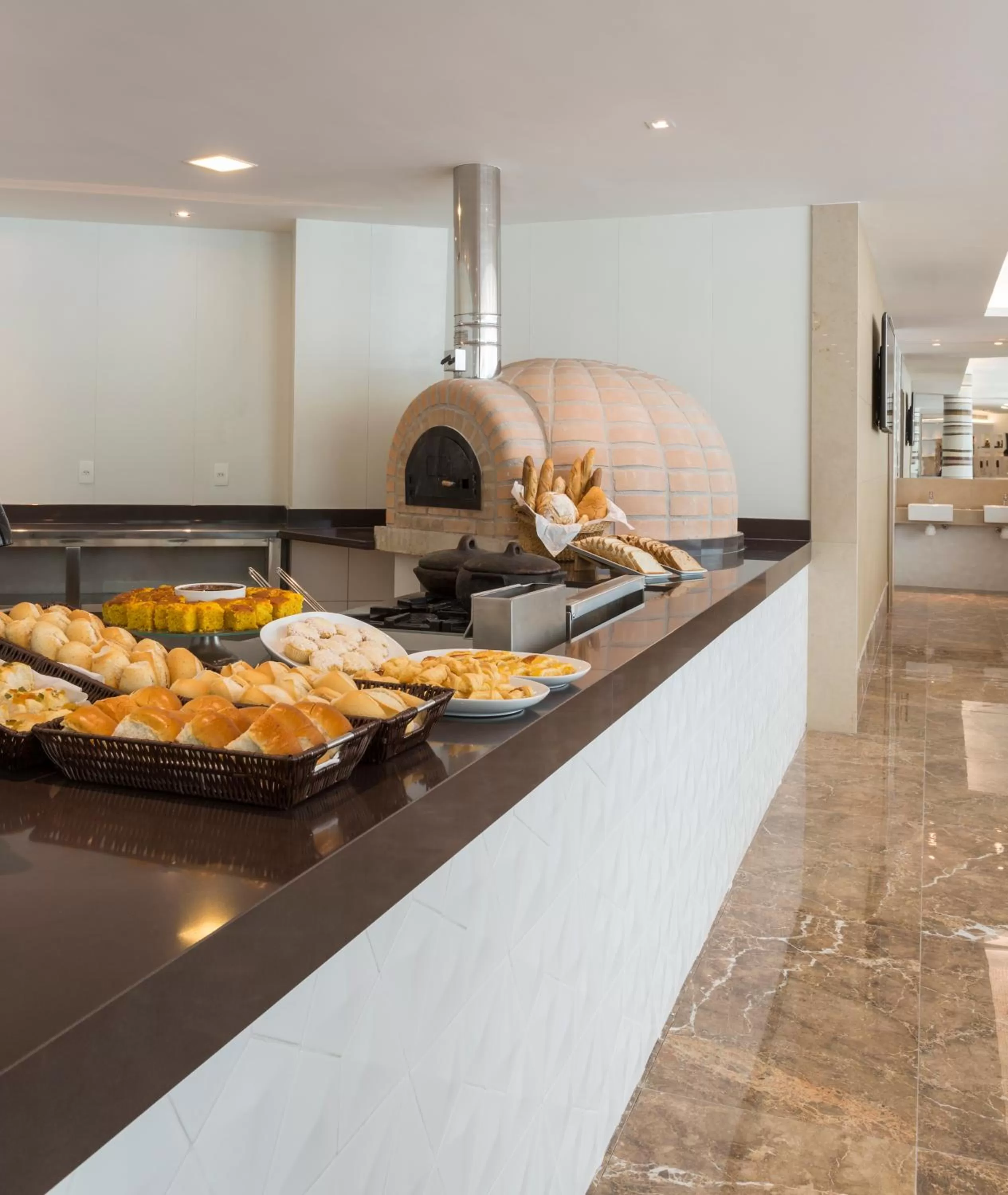 Restaurant/places to eat in Sleep Inn Praia do Canto