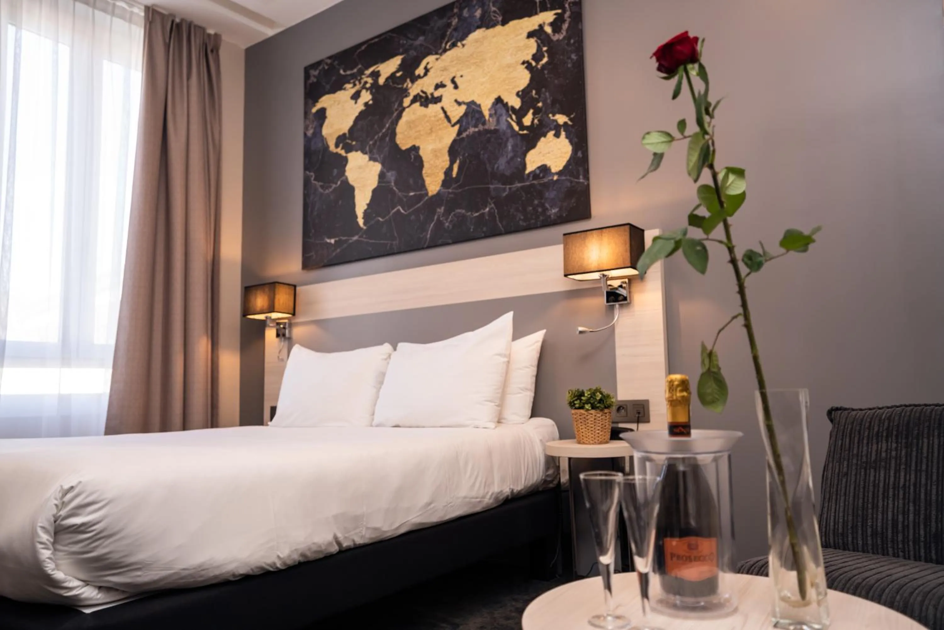 Bed in Hôtel Univers